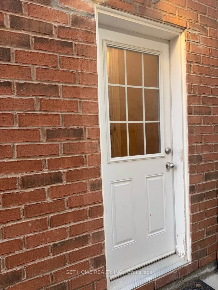 18 Hiking Court Lower