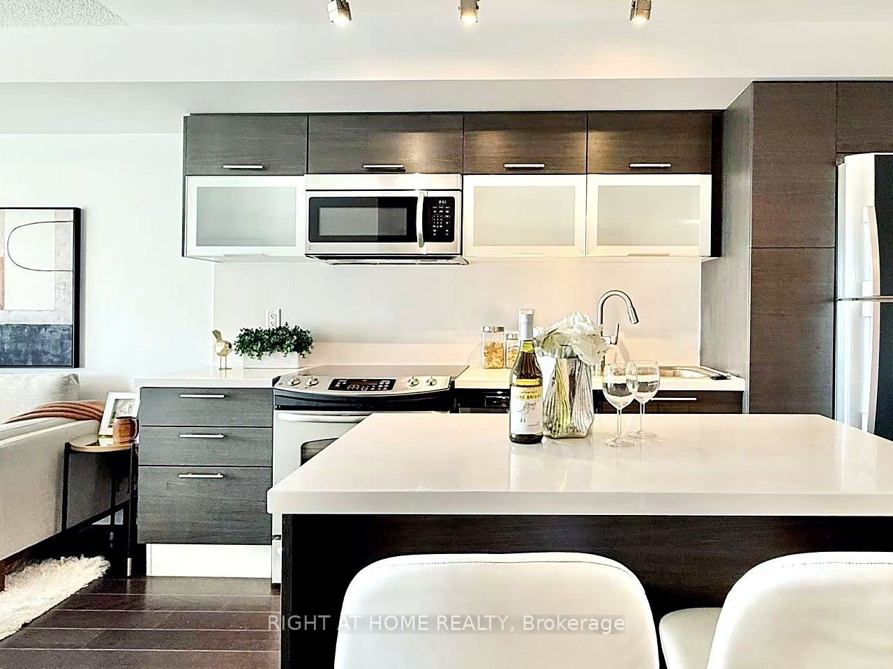 386 Yonge Street 2213