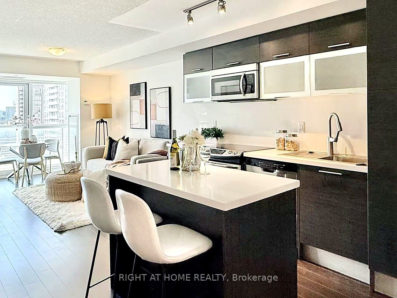 386 Yonge Street 2213