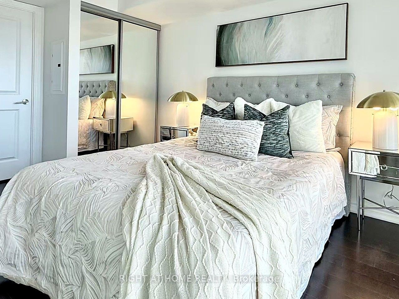 386 Yonge Street 2213