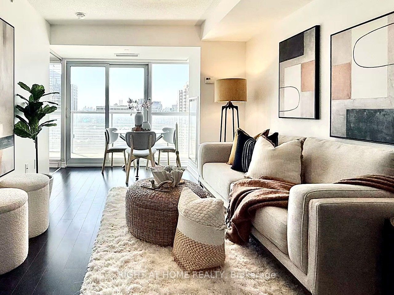 386 Yonge Street 2213