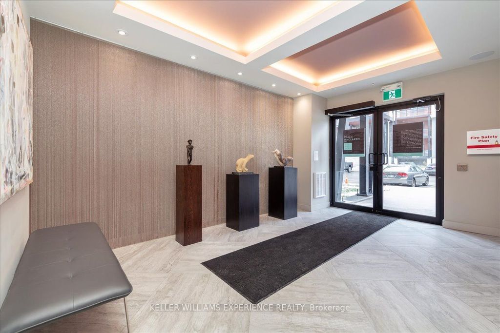 Photo of 300 Essa Road #404, Barrie, ON L4N 9Y4 (MLS # S12682588)