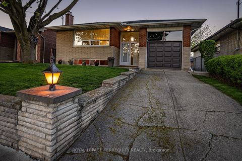 16 Rowse Crescent Toronto ON M9P 3L5