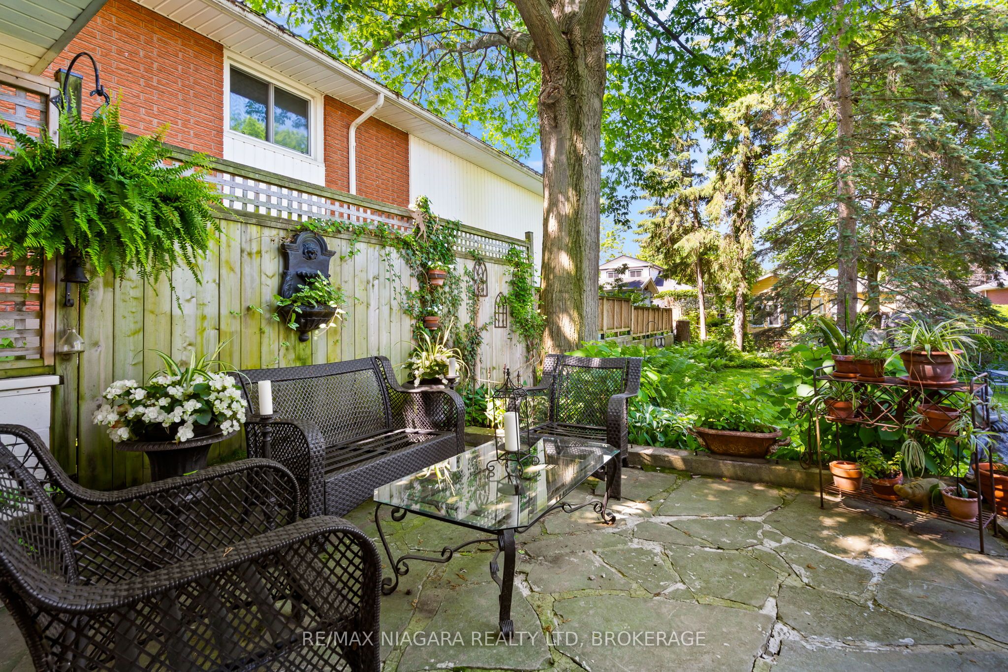 48 Oakridge Crescent