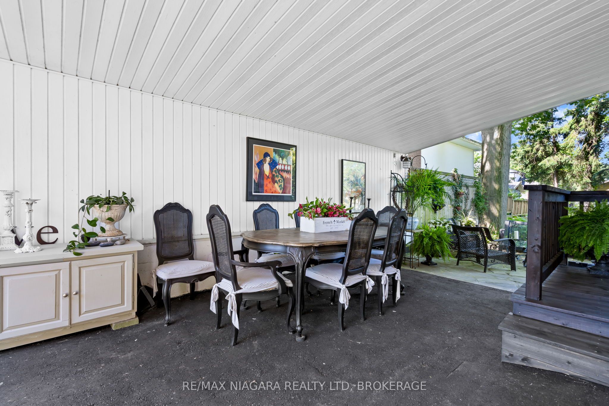 48 Oakridge Crescent