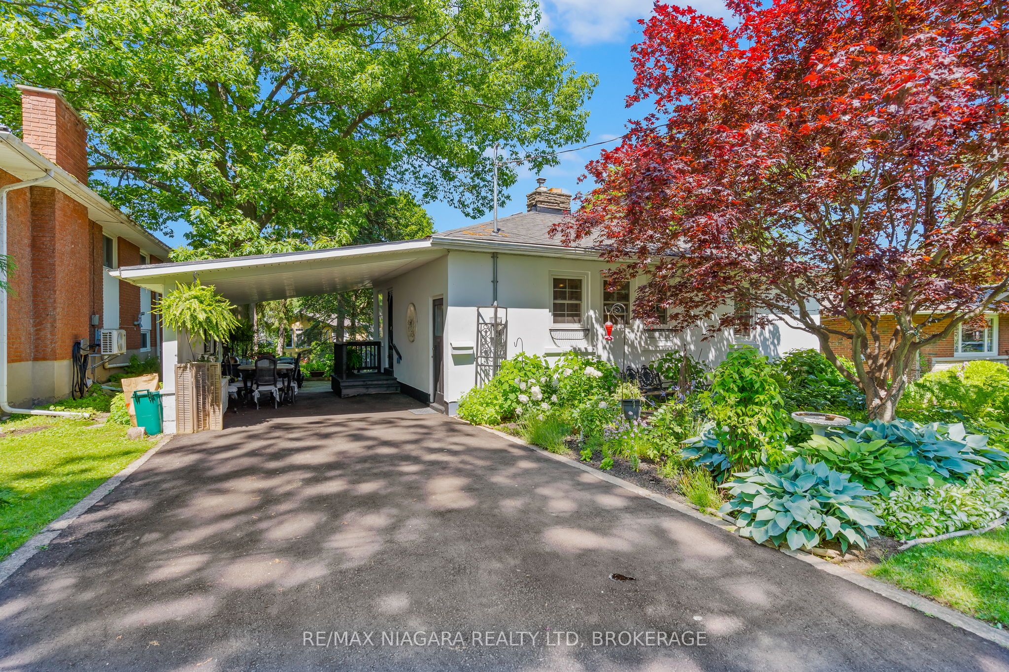 48 Oakridge Crescent