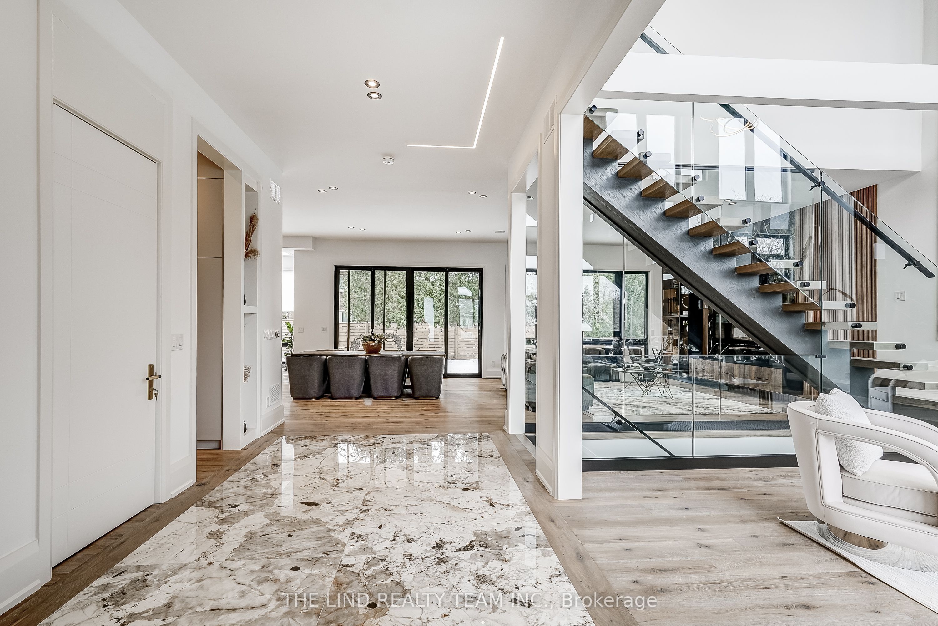 211 Kennedy Street W