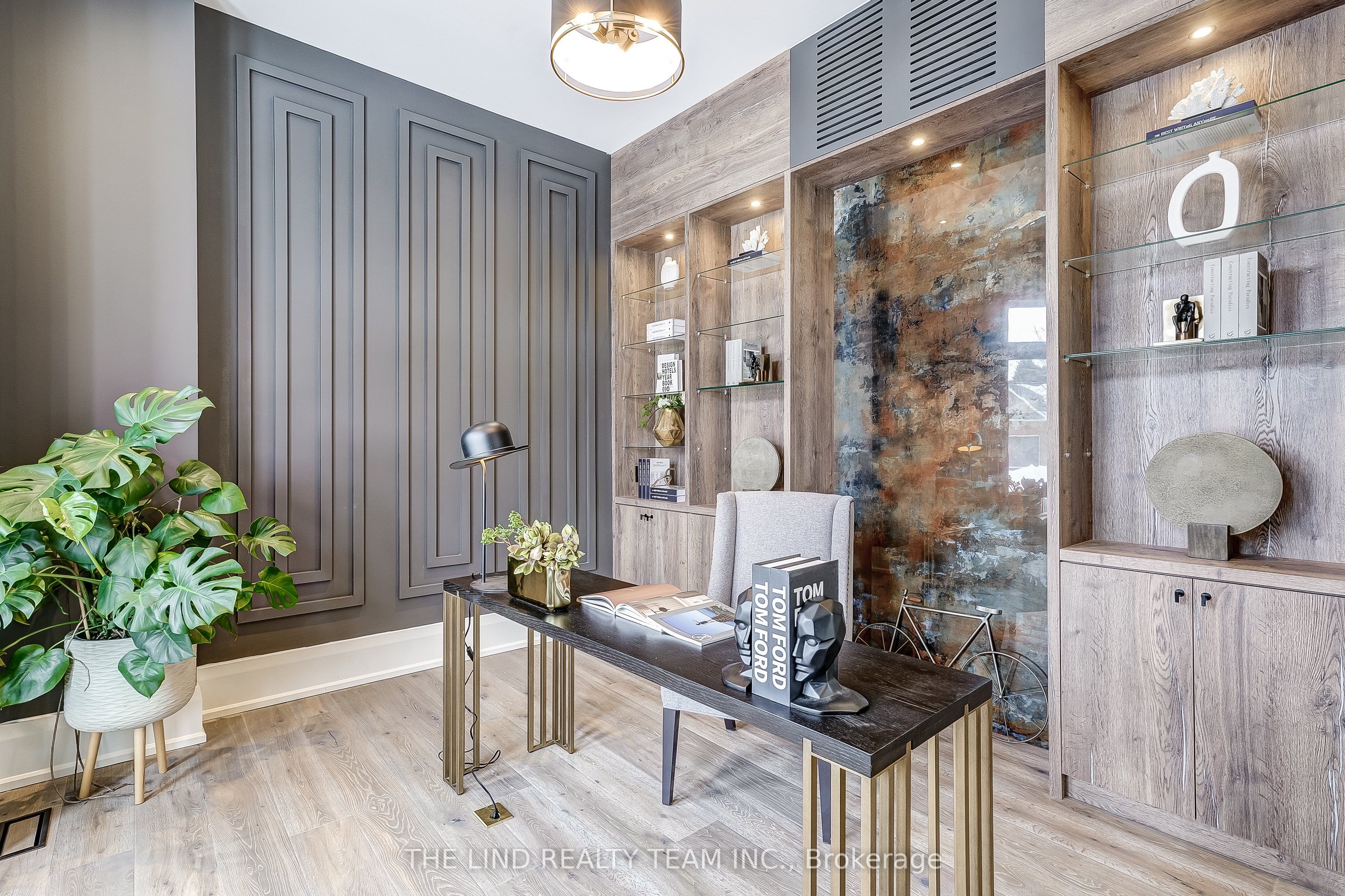 211 Kennedy Street W