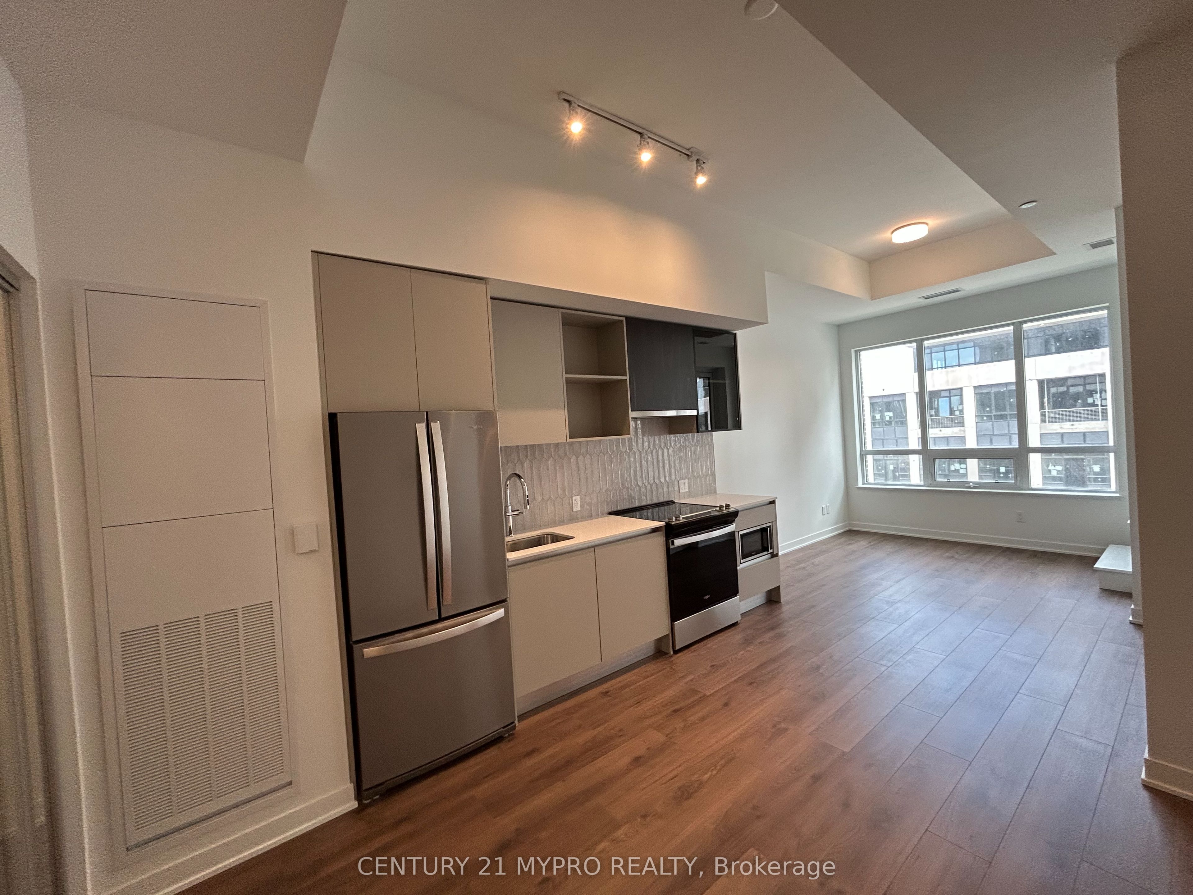 405 Dundas Street W 217