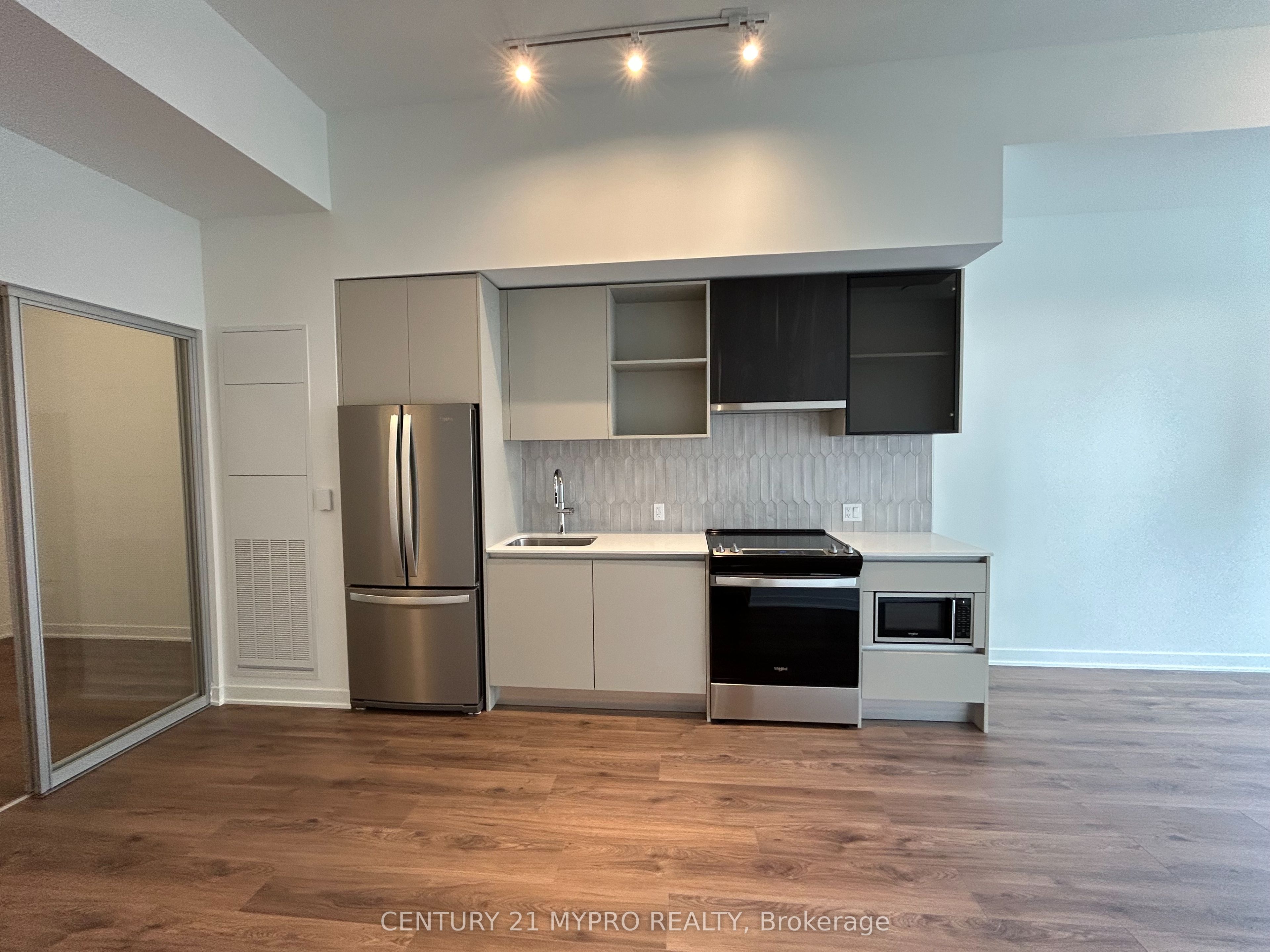405 Dundas Street W 217