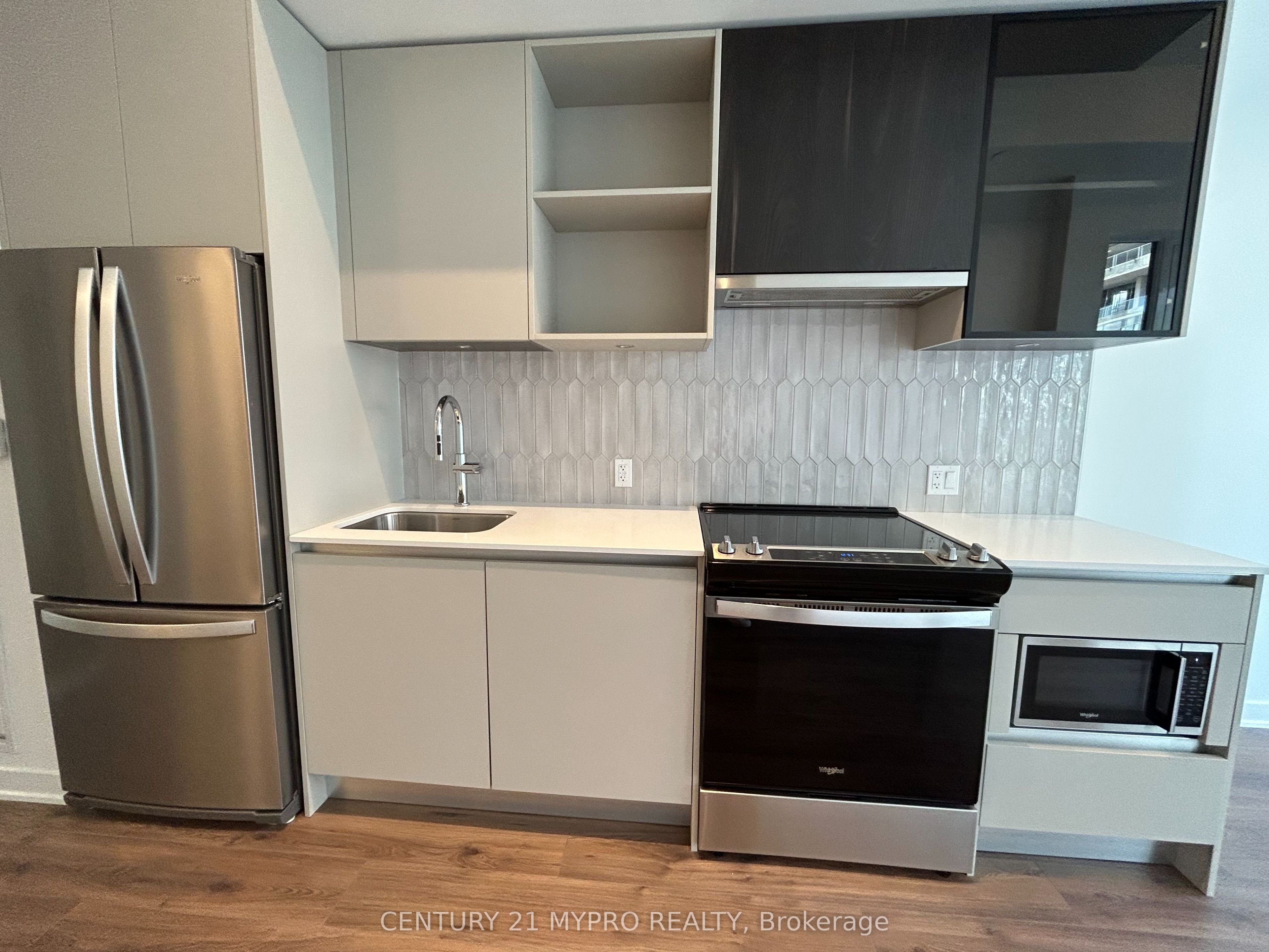 405 Dundas Street W 217