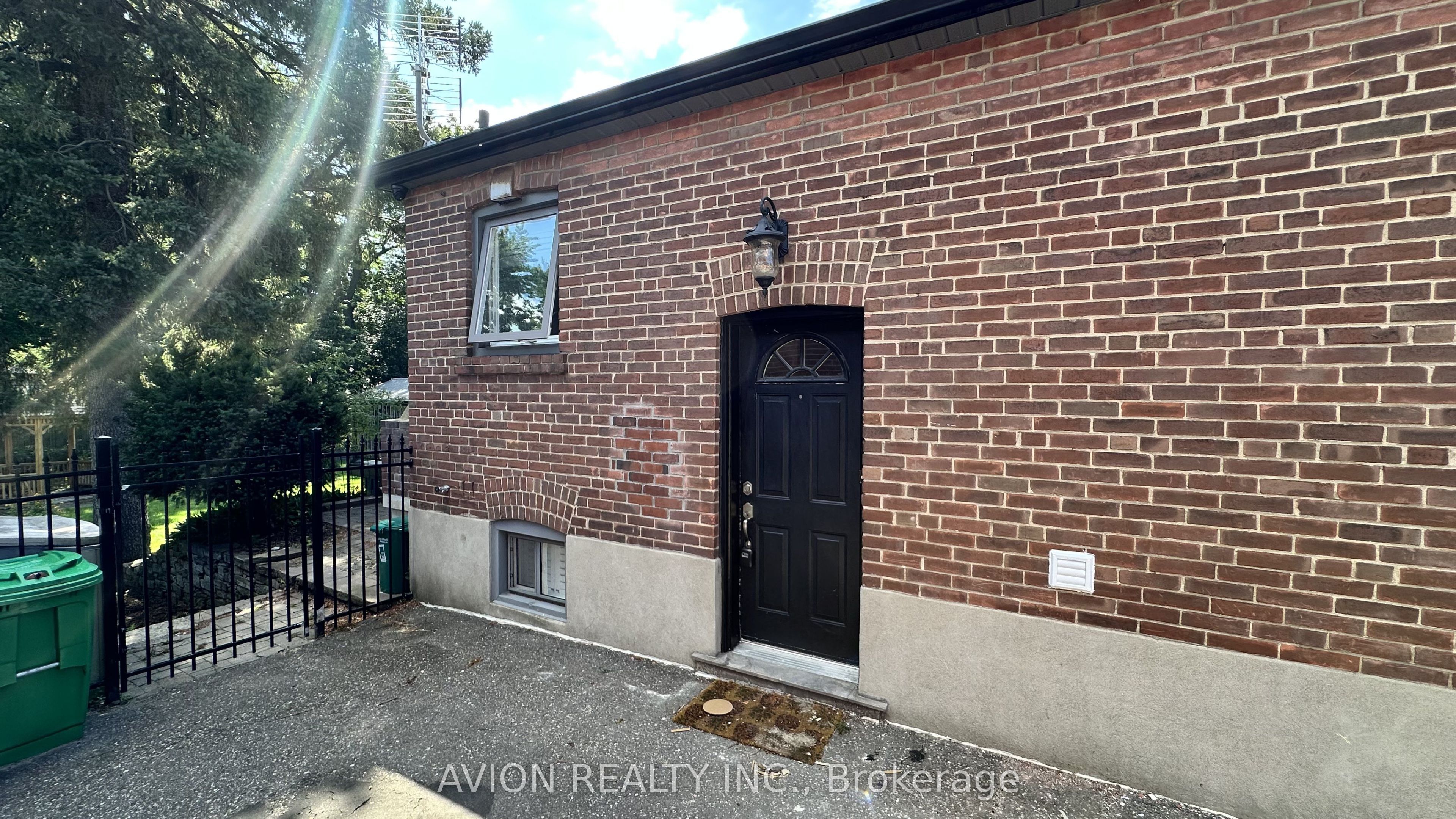 570 Exbury Crescent BSMT