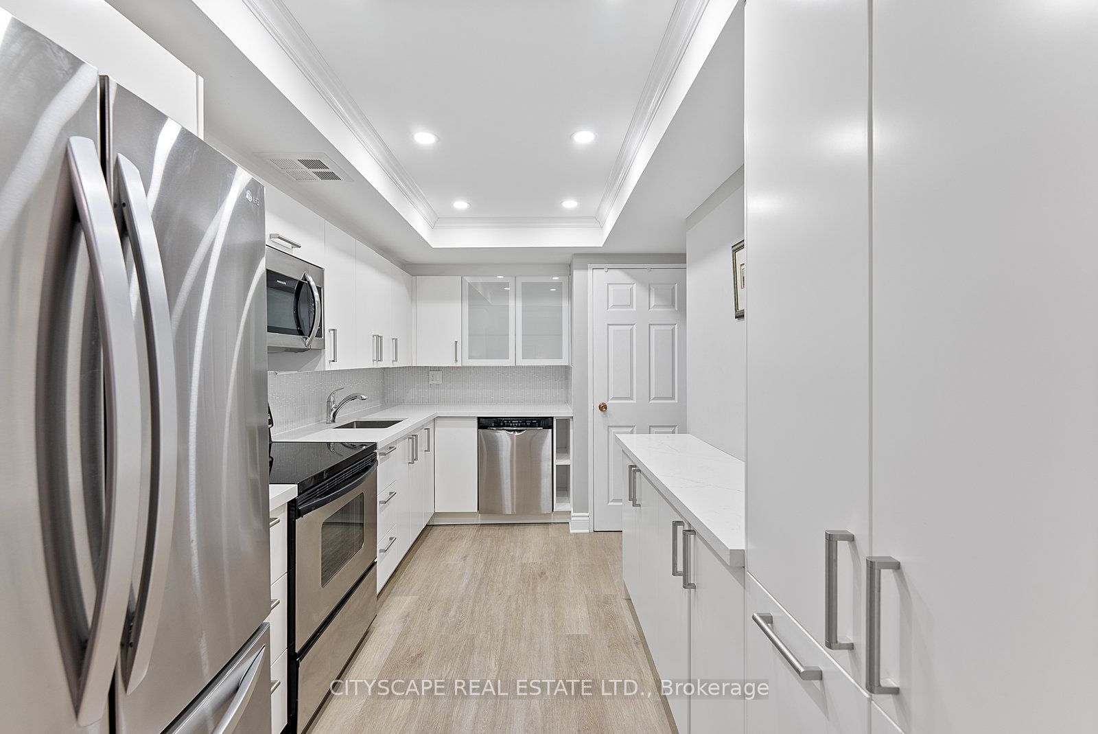 2045 Lake Shore Boulevard W 202