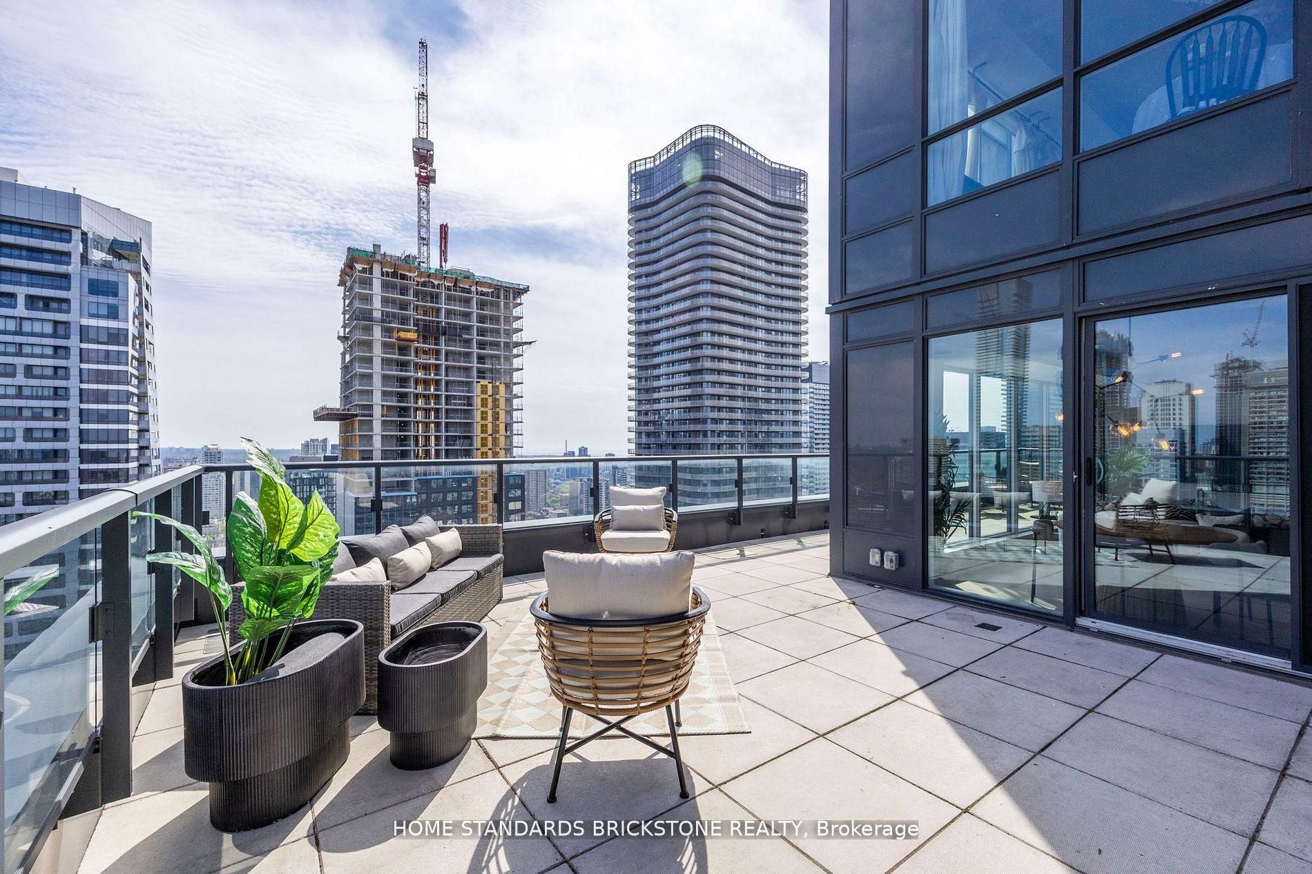 955 Bay Street 3907