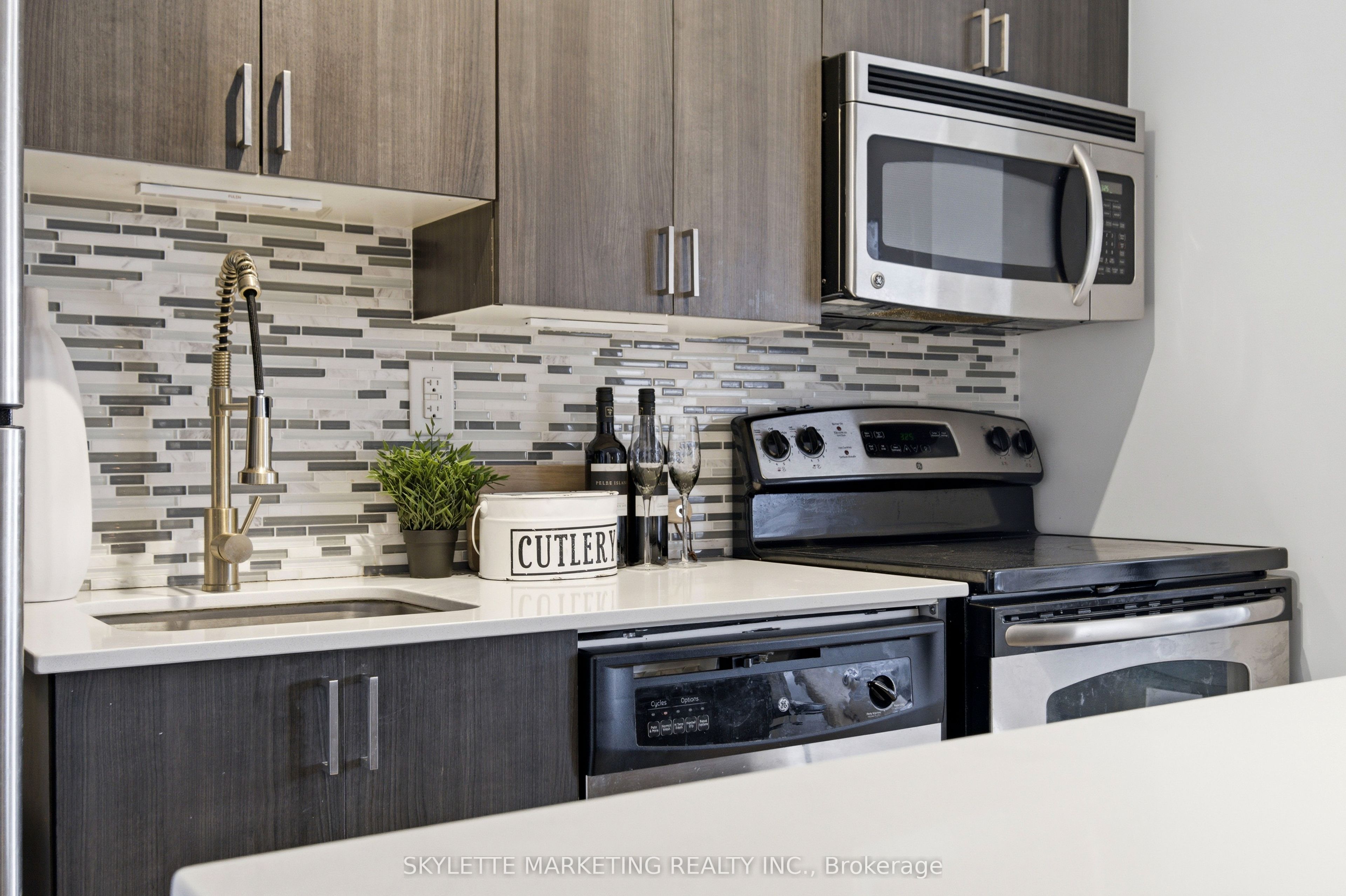 801 Sheppard Avenue W 701