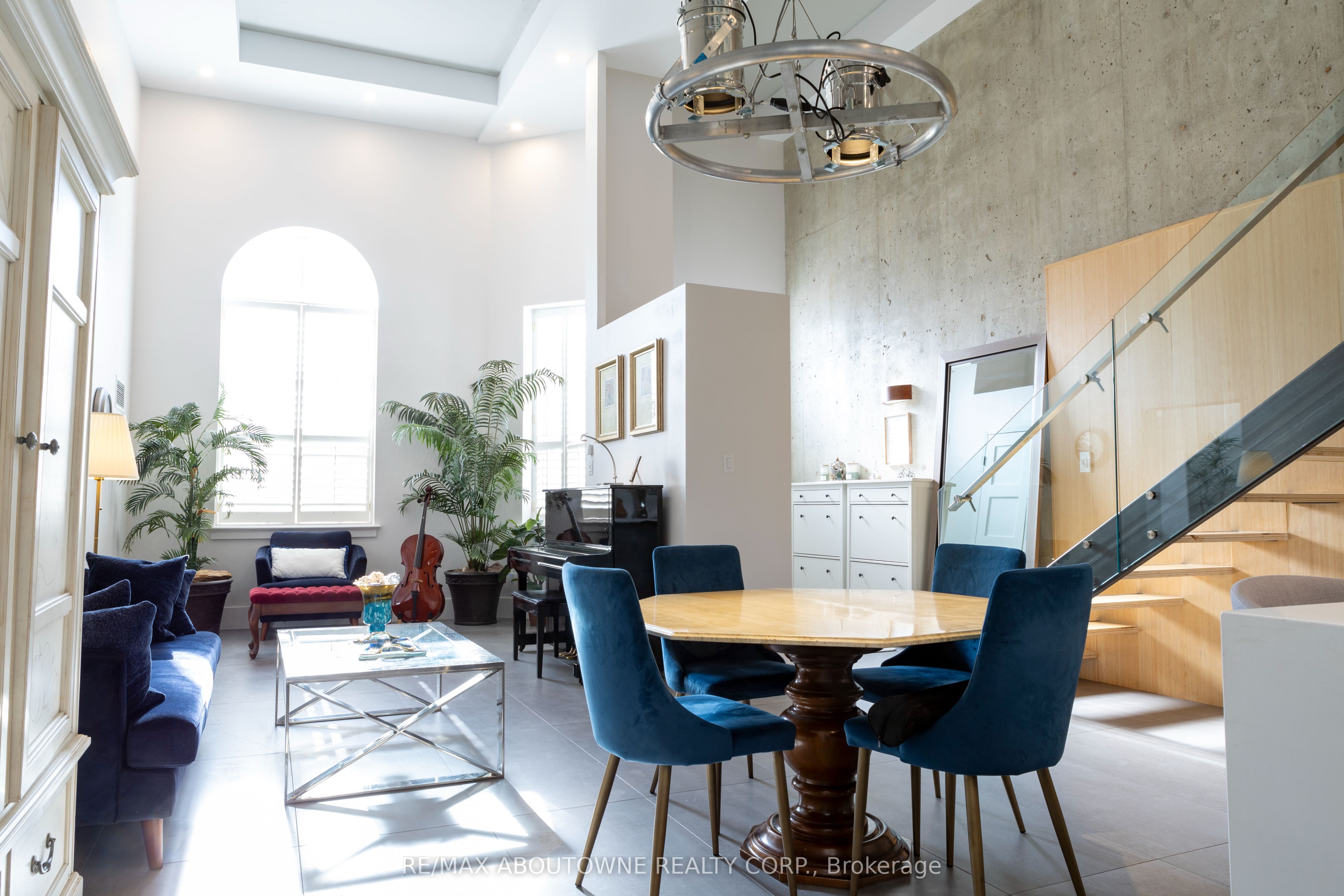 221 Robinson Street 2