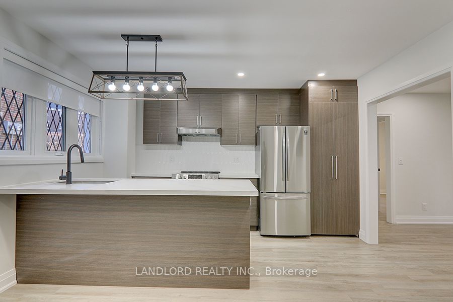 2520 Bloor Street W 18