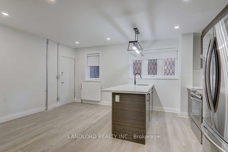 2520 Bloor Street W 18