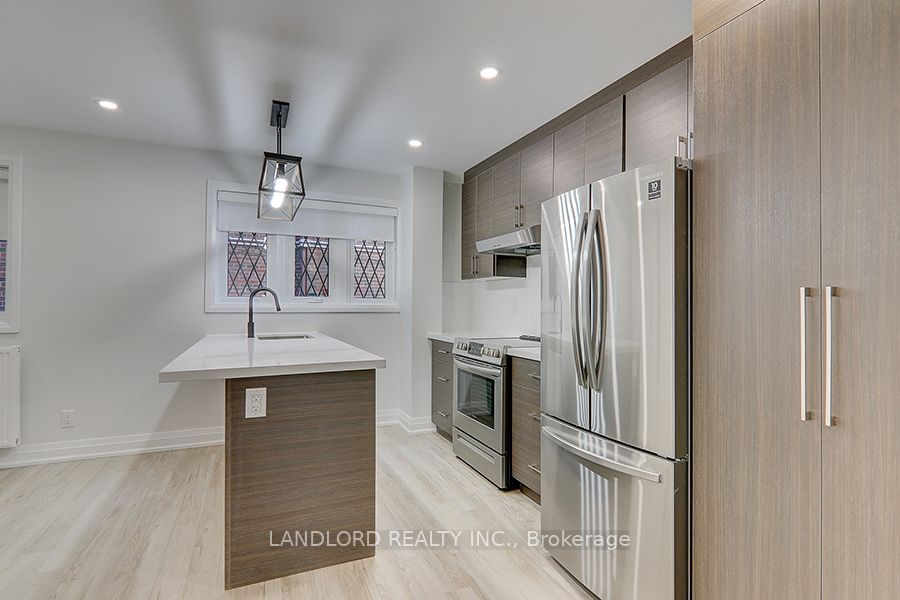 2520 Bloor Street W 18