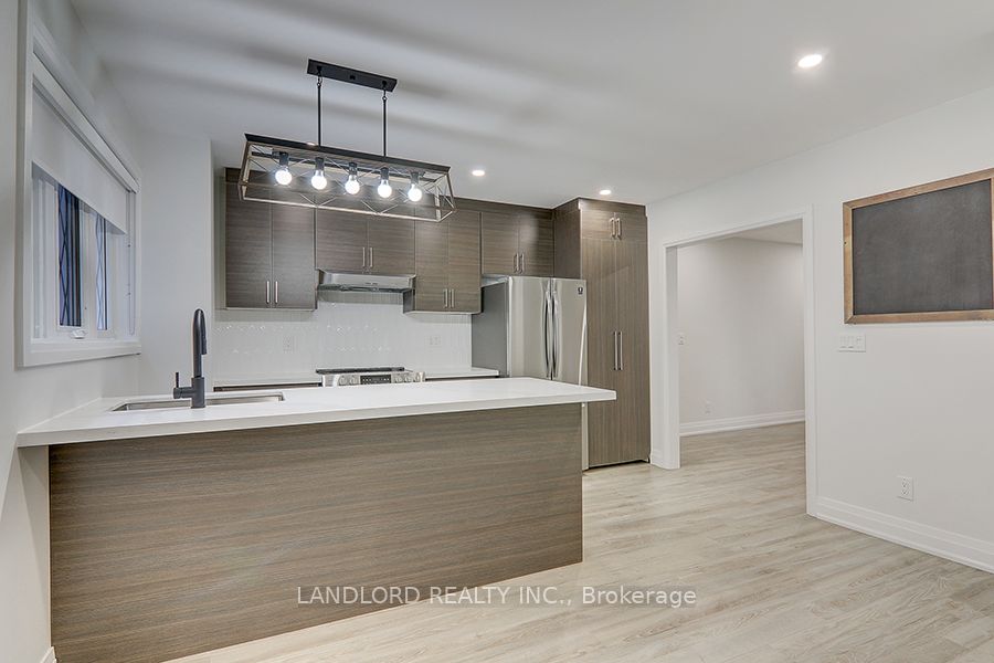 2520 Bloor Street W 18