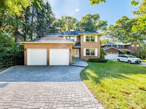 1529 Ballyclare Drive Mississauga ON L5C 1J4