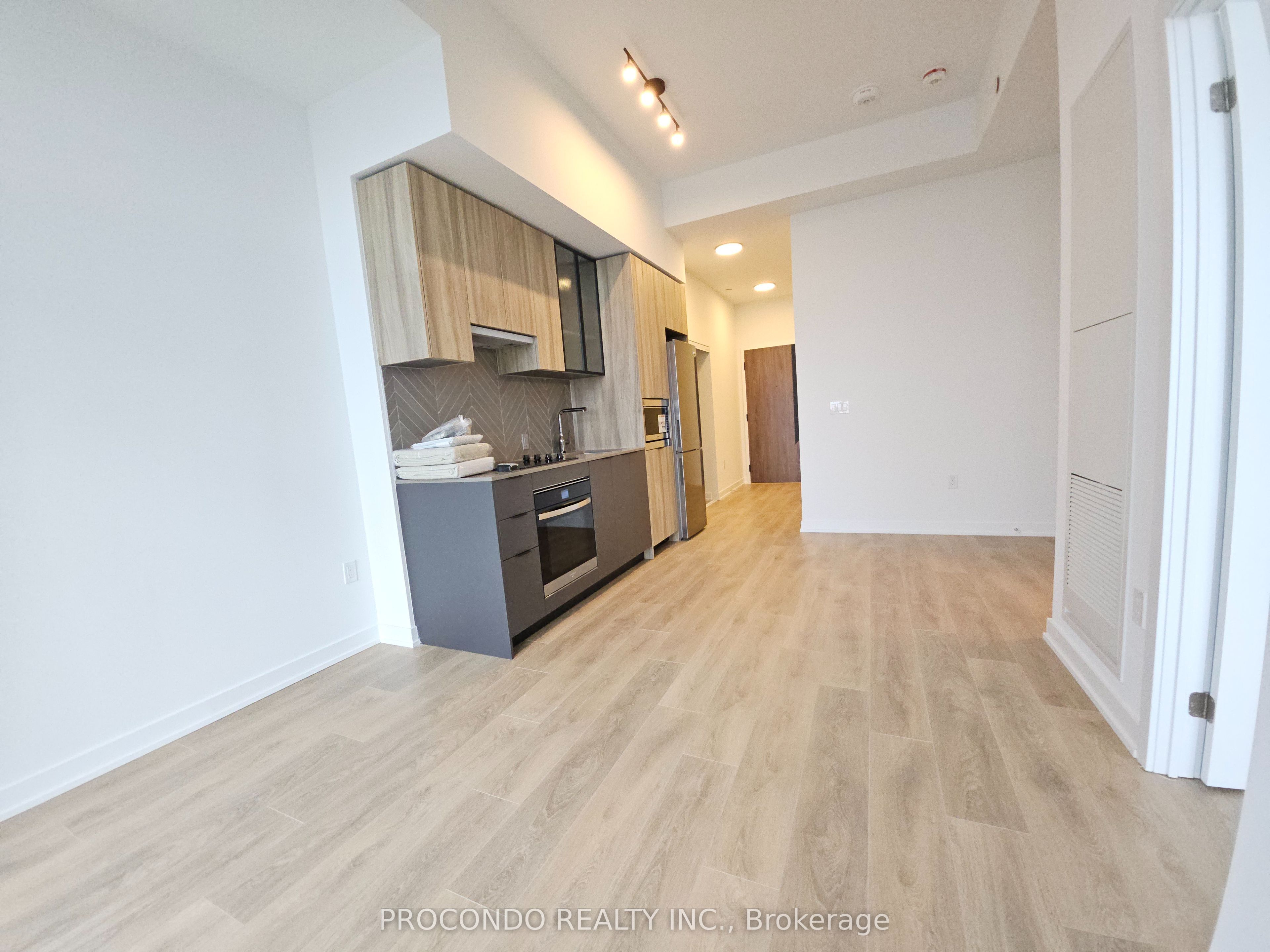 1037 The Queensway N/A 803