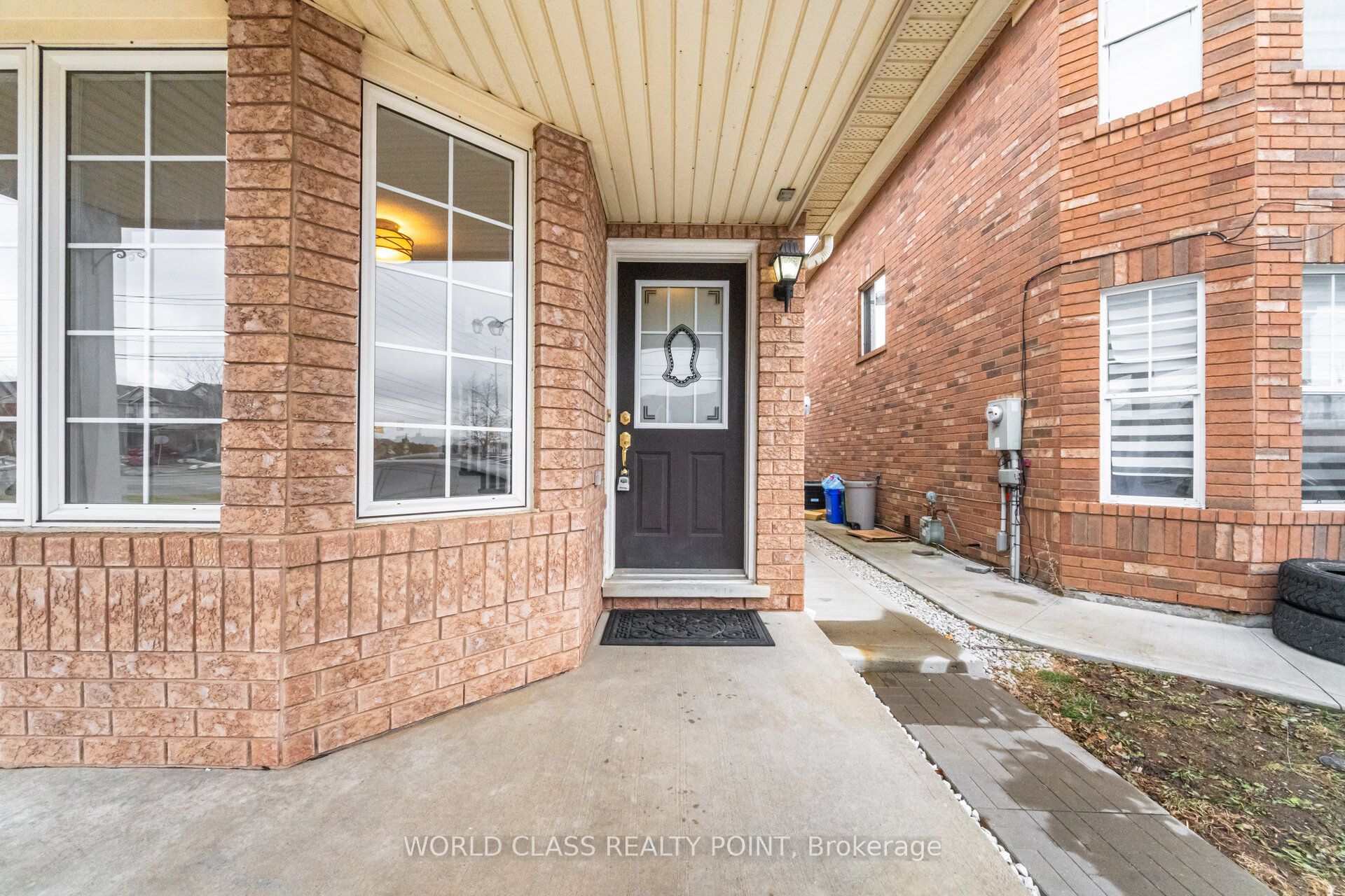 727 Thompson Road S