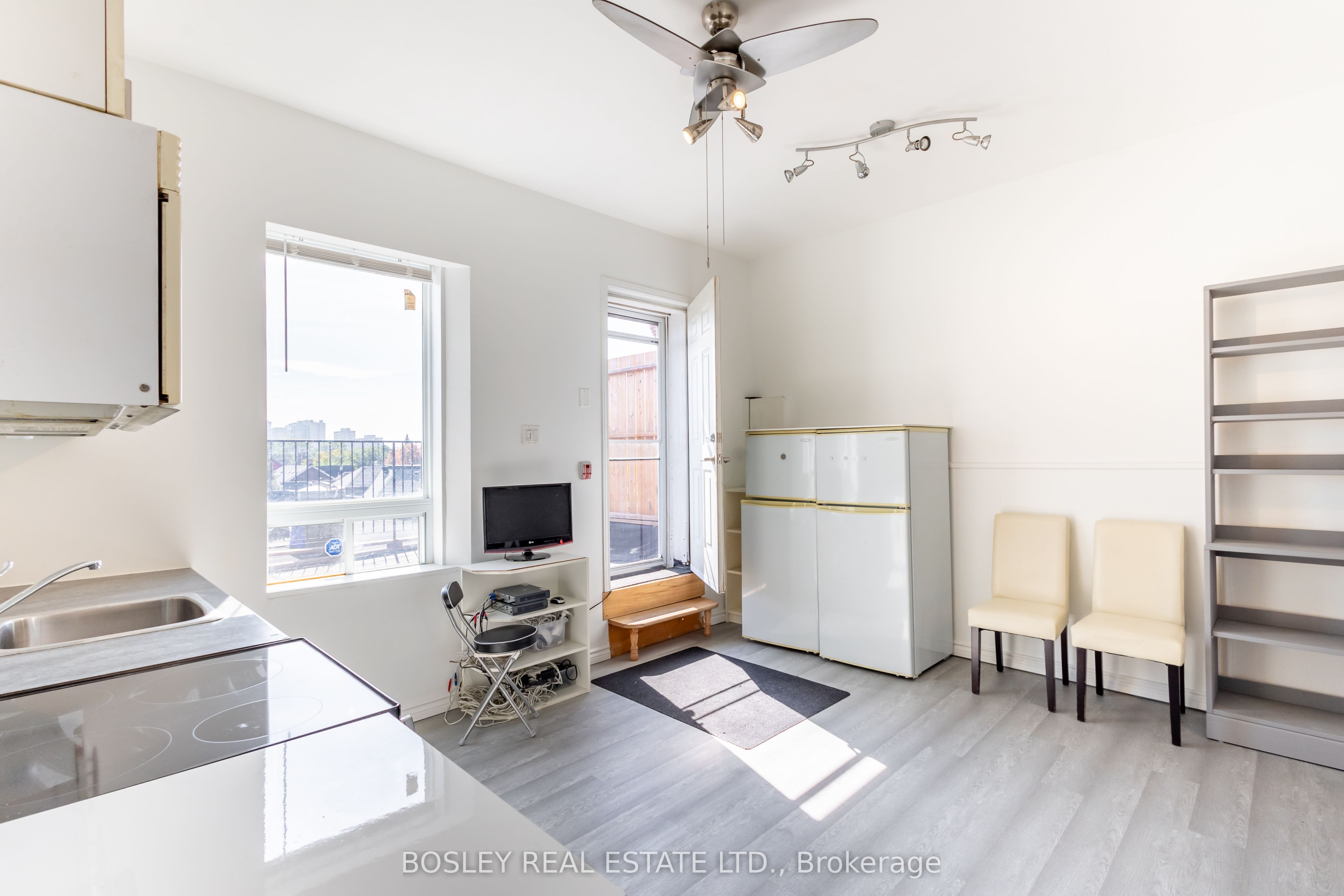 2963 Dundas Street W