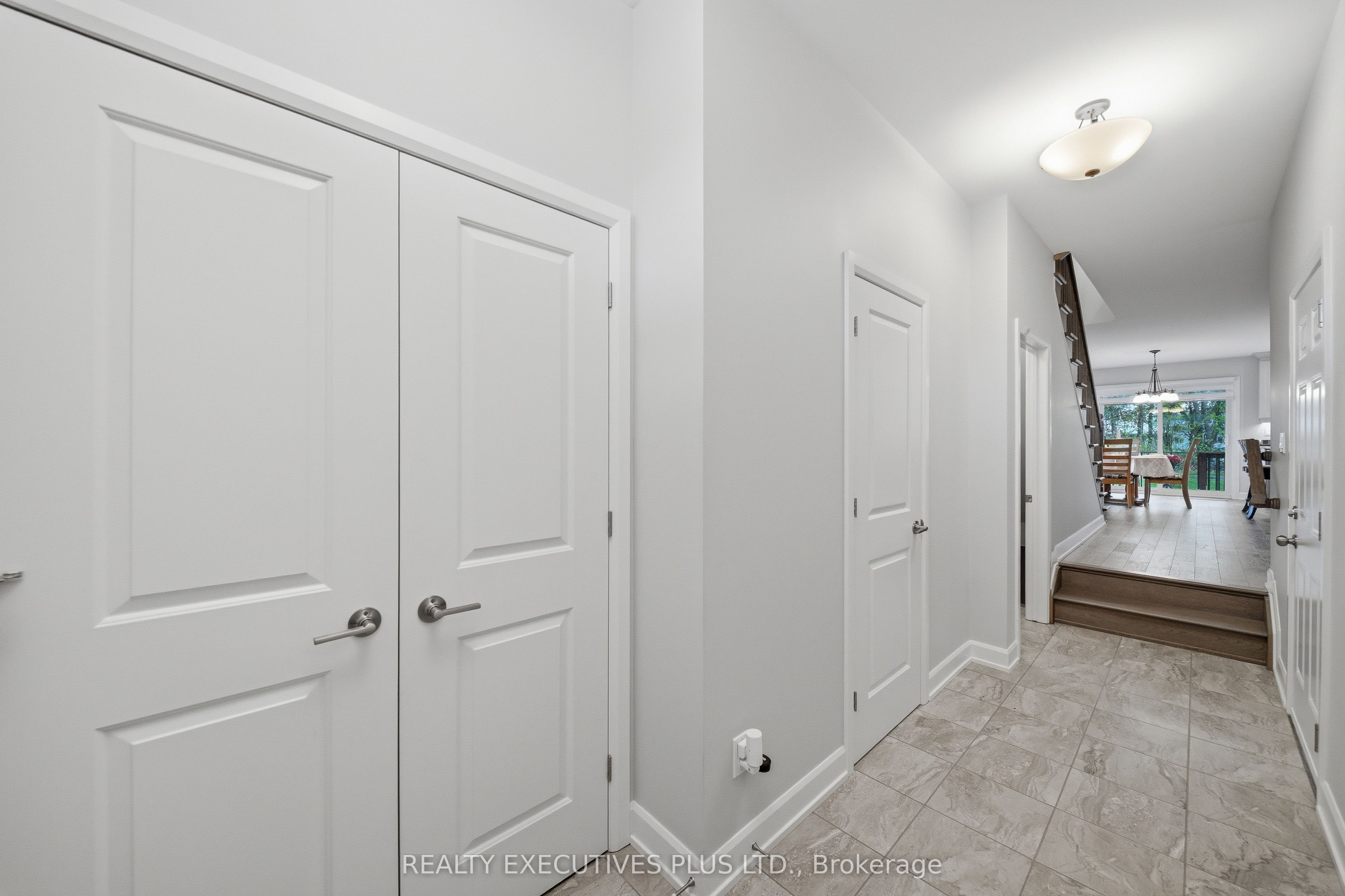 405 Voyageur Place W