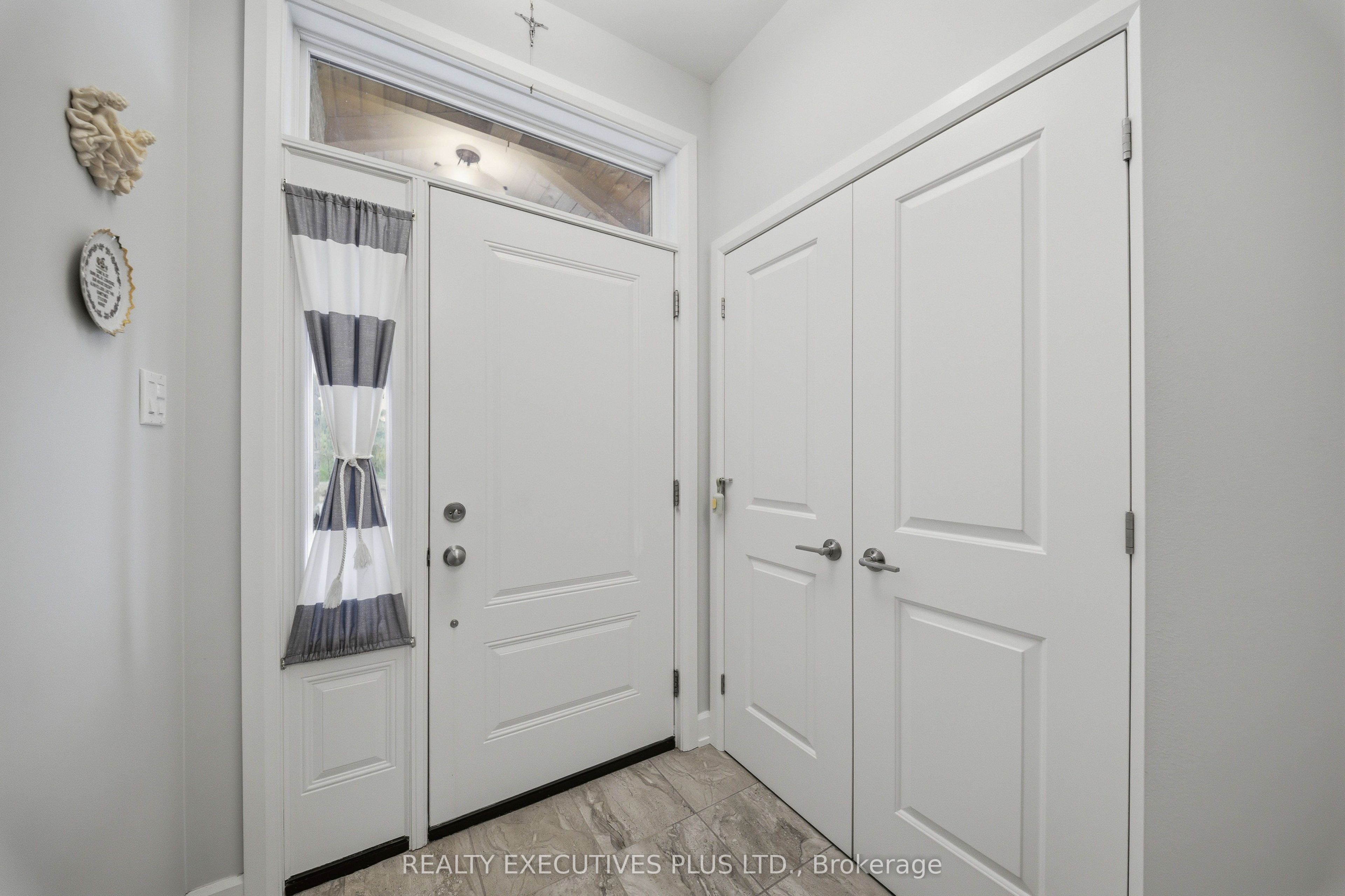 405 Voyageur Place W