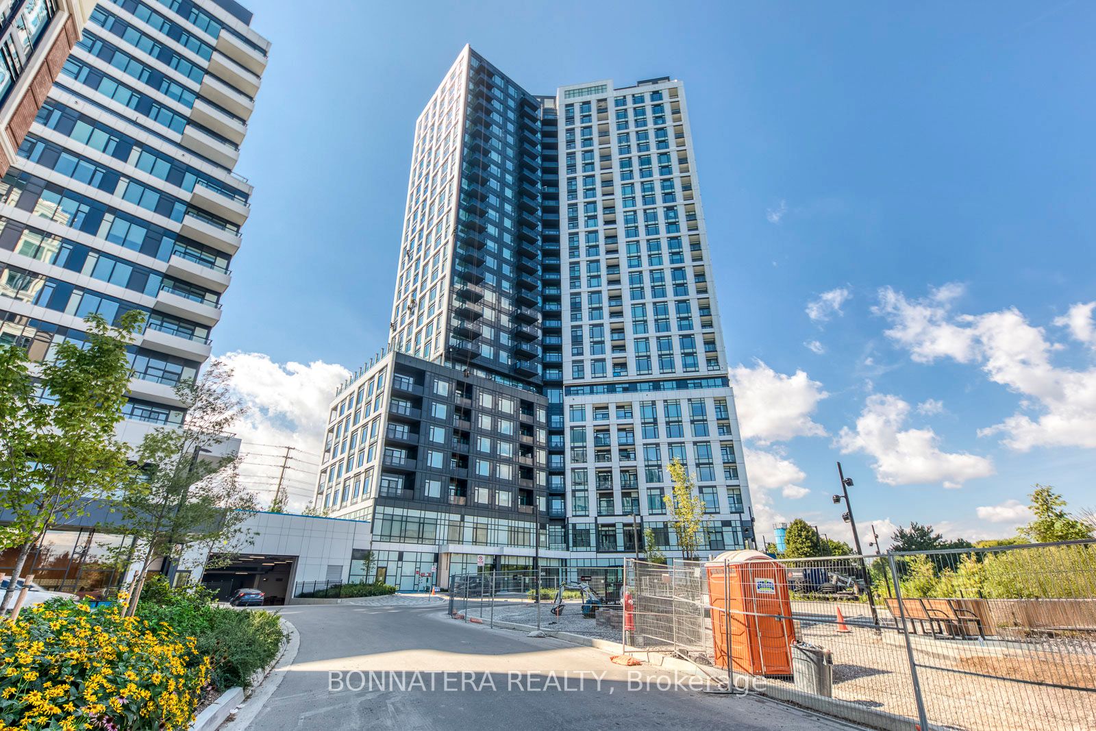 2495 Eglinton Avenue W 1810