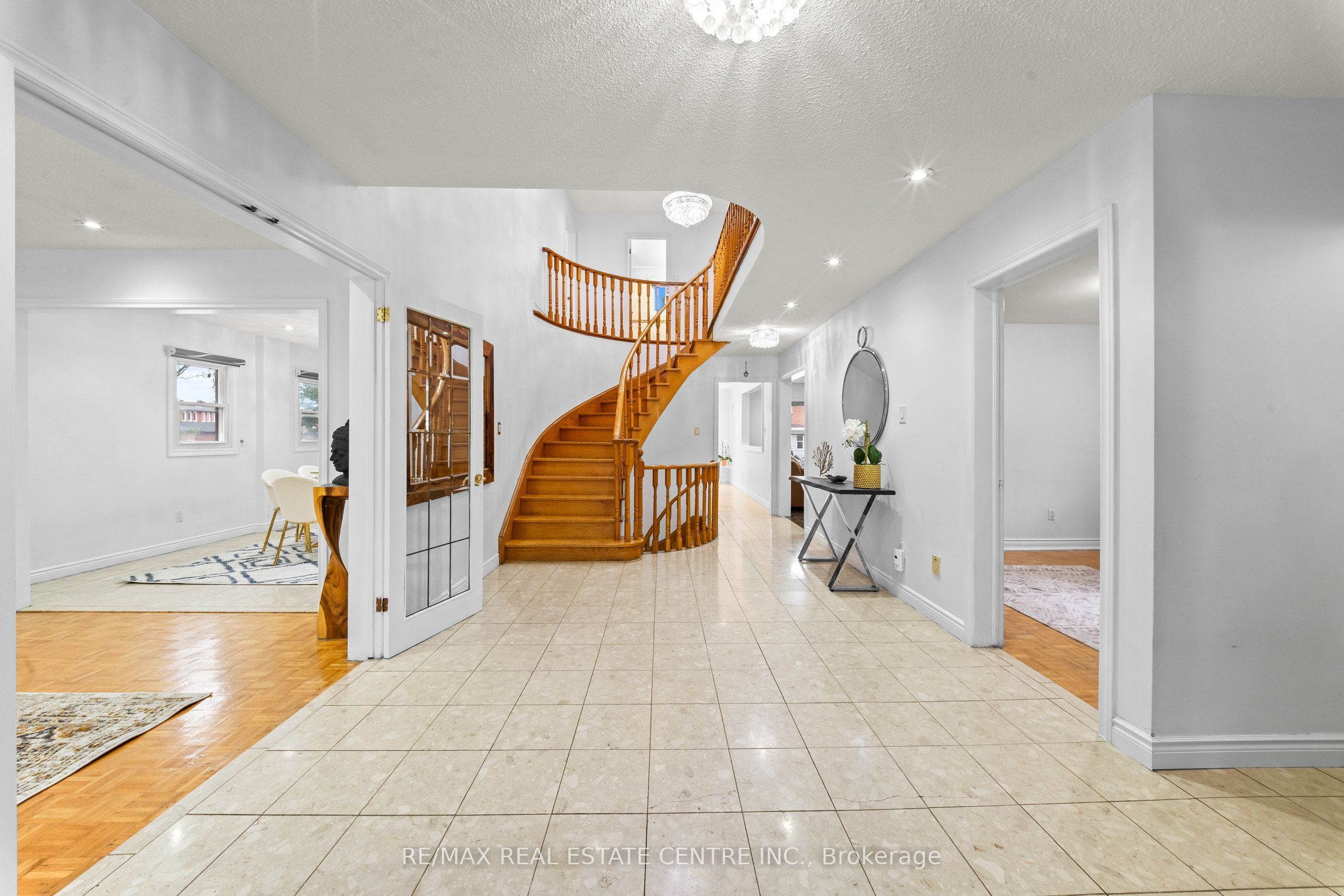 2 Hollyburn Court