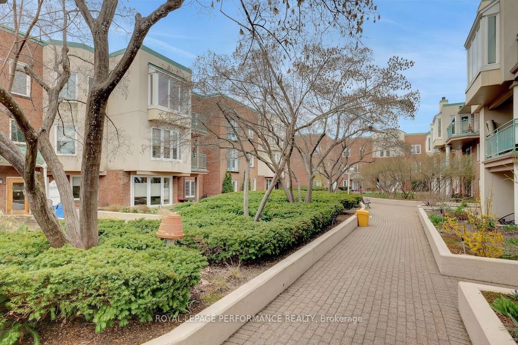 Photo of 1 Columbus Avenue #401D, Overbrook - Castleheights and Area, ON K1K 4L1 (MLS # X13064690)