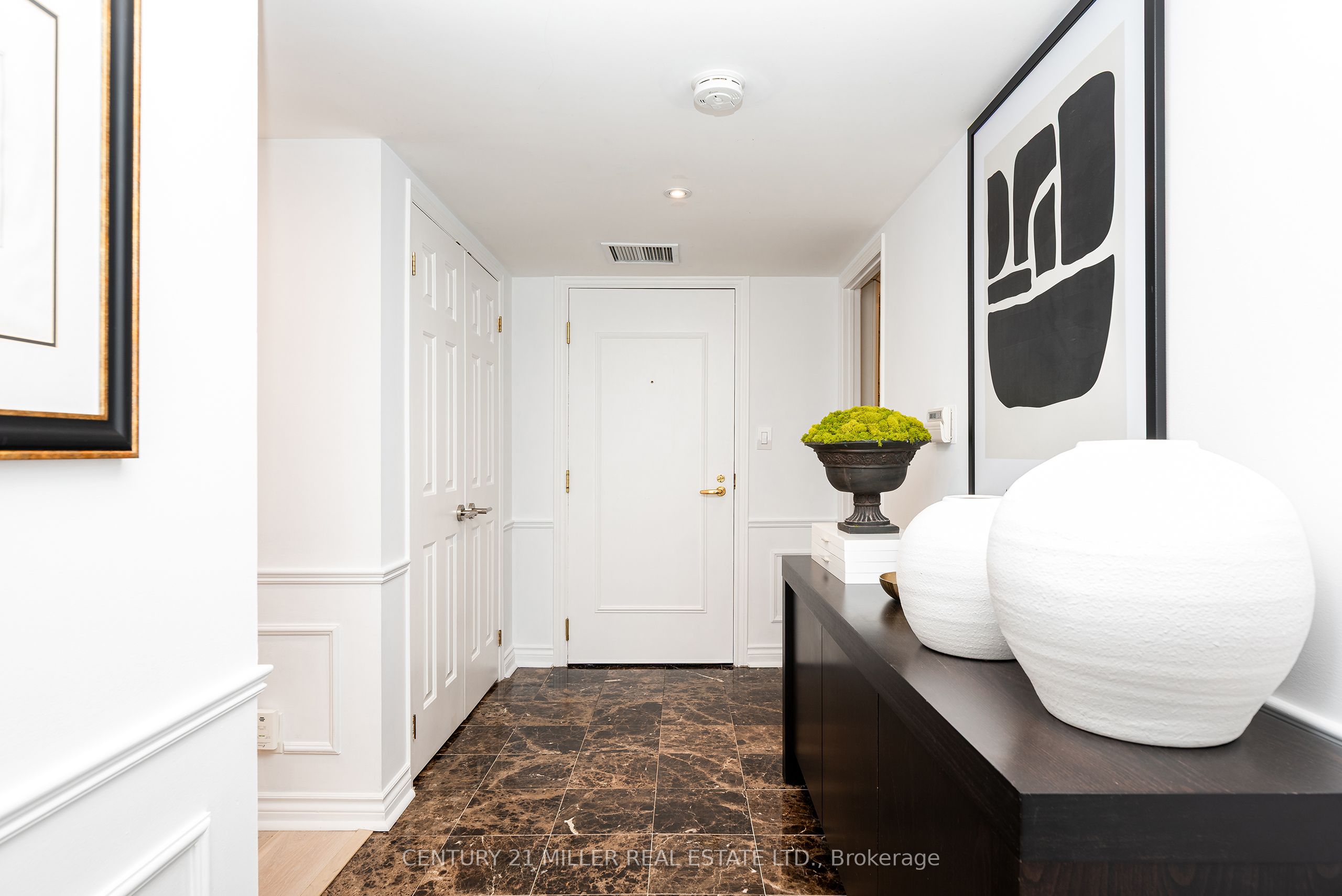 100 Lakeshore Road E 201