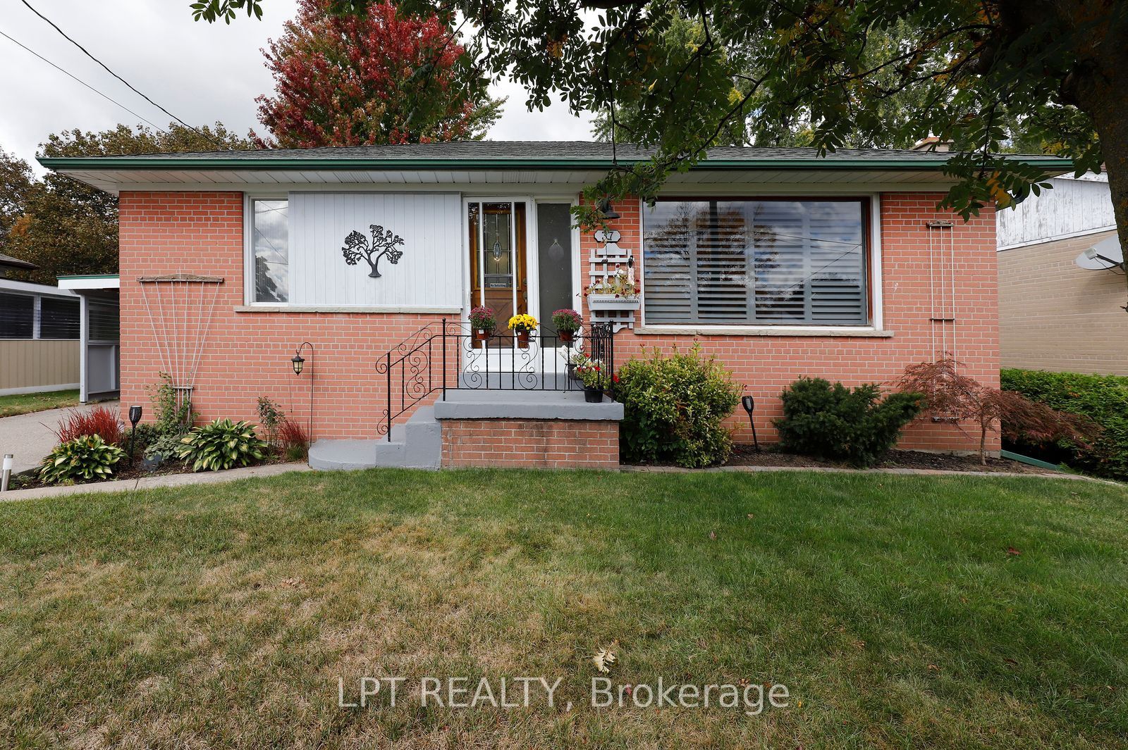 37 McGilvray Crescent W