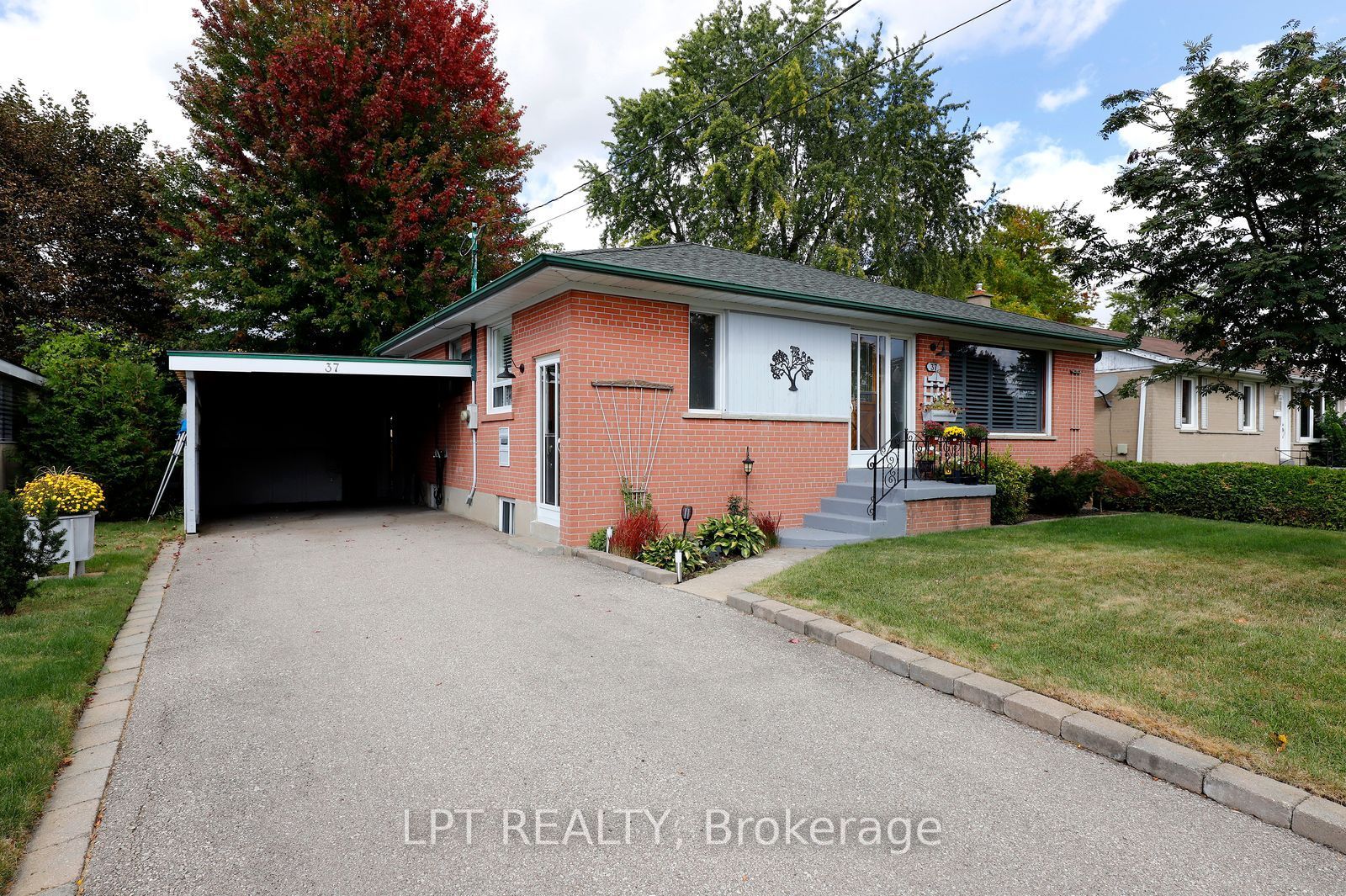37 McGilvray Crescent W
