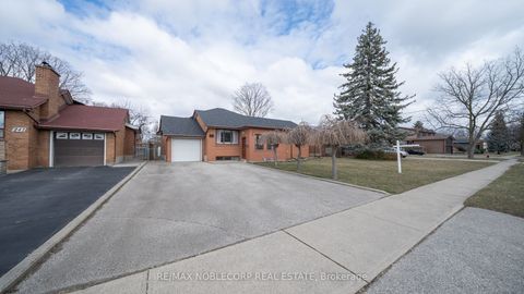 253 McGill Street N Mississauga ON L5A 1V3