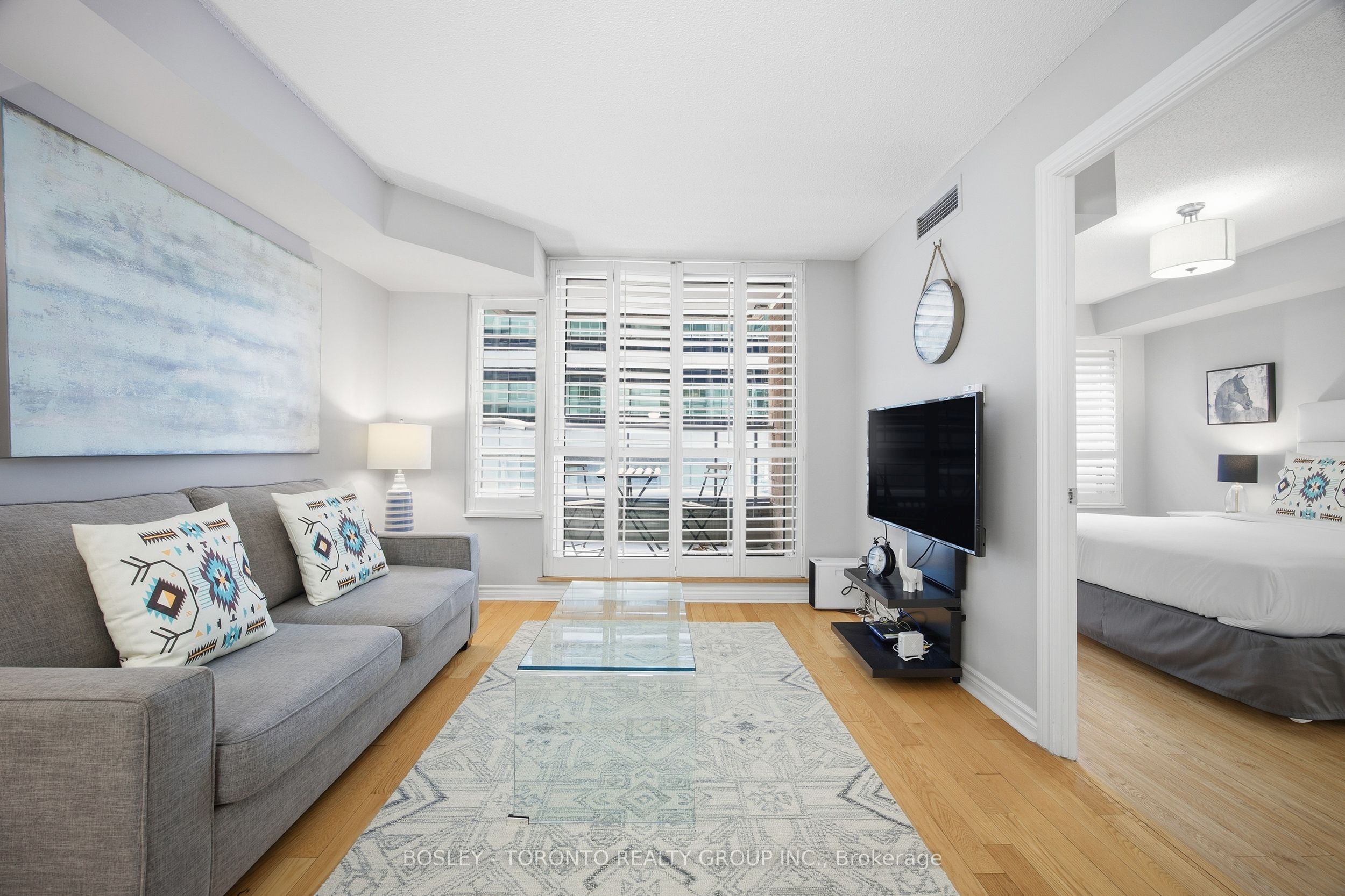 270 Wellington Street W 316