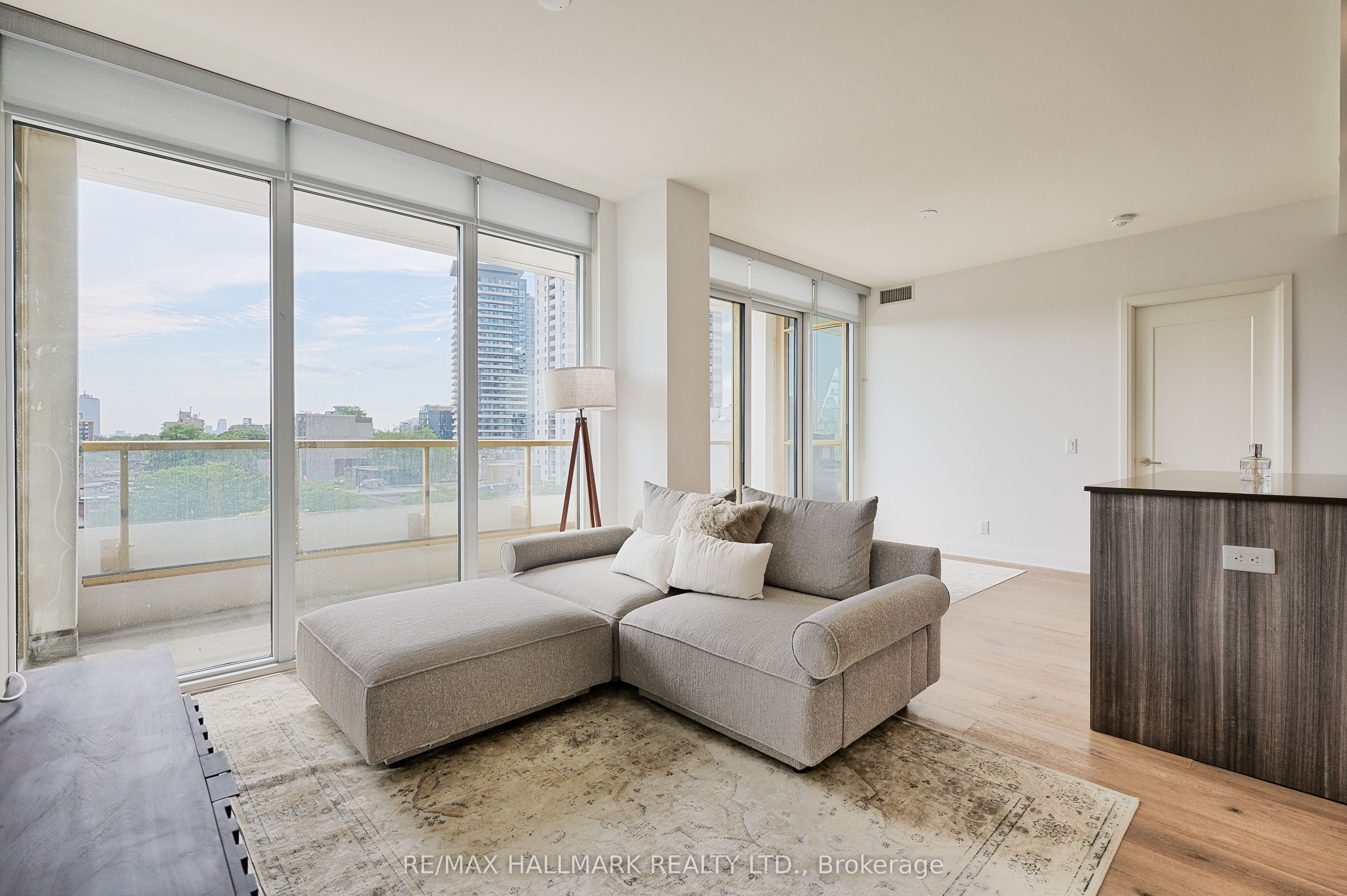151 Avenue Road 601