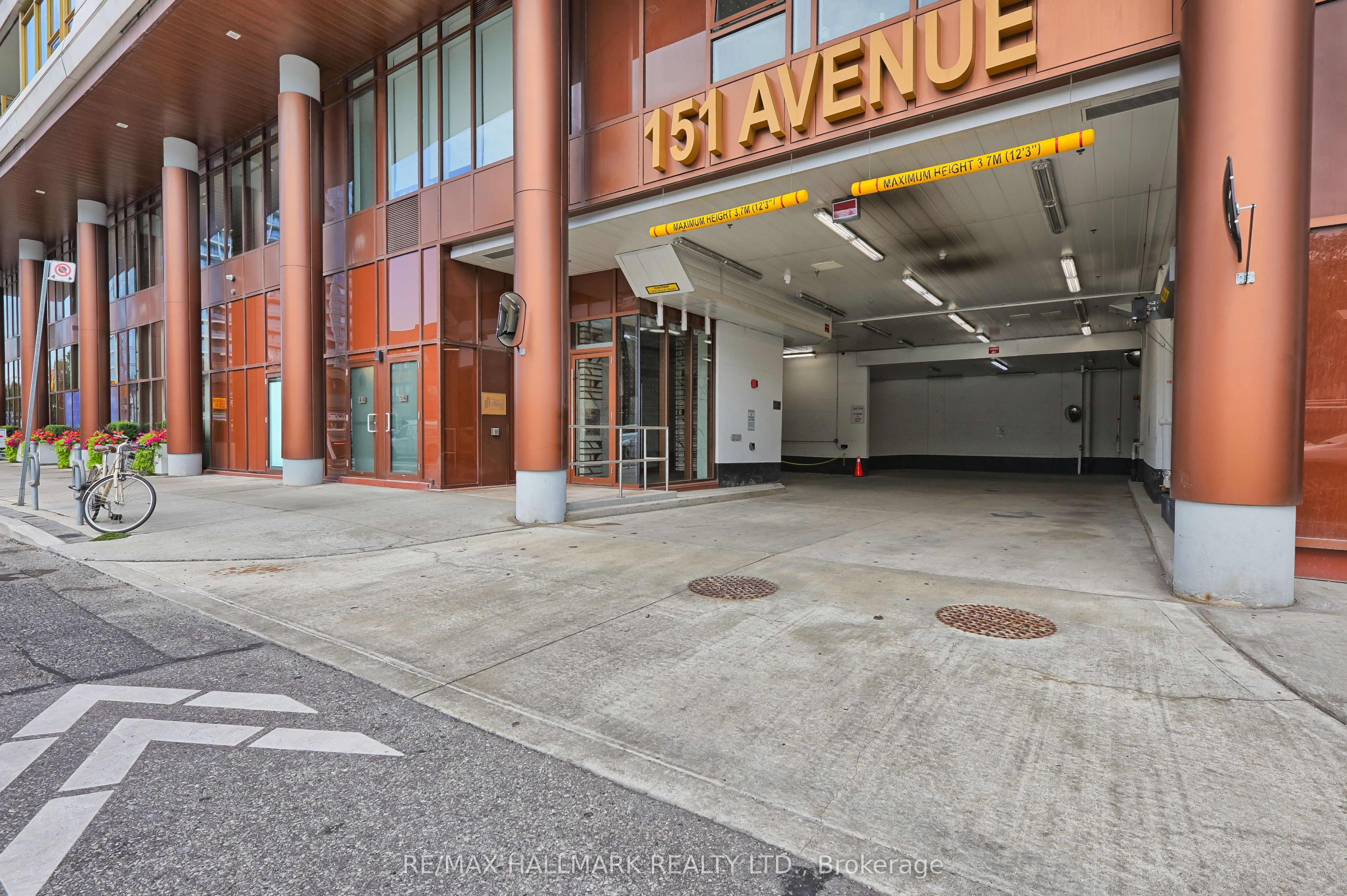 151 Avenue Road 601