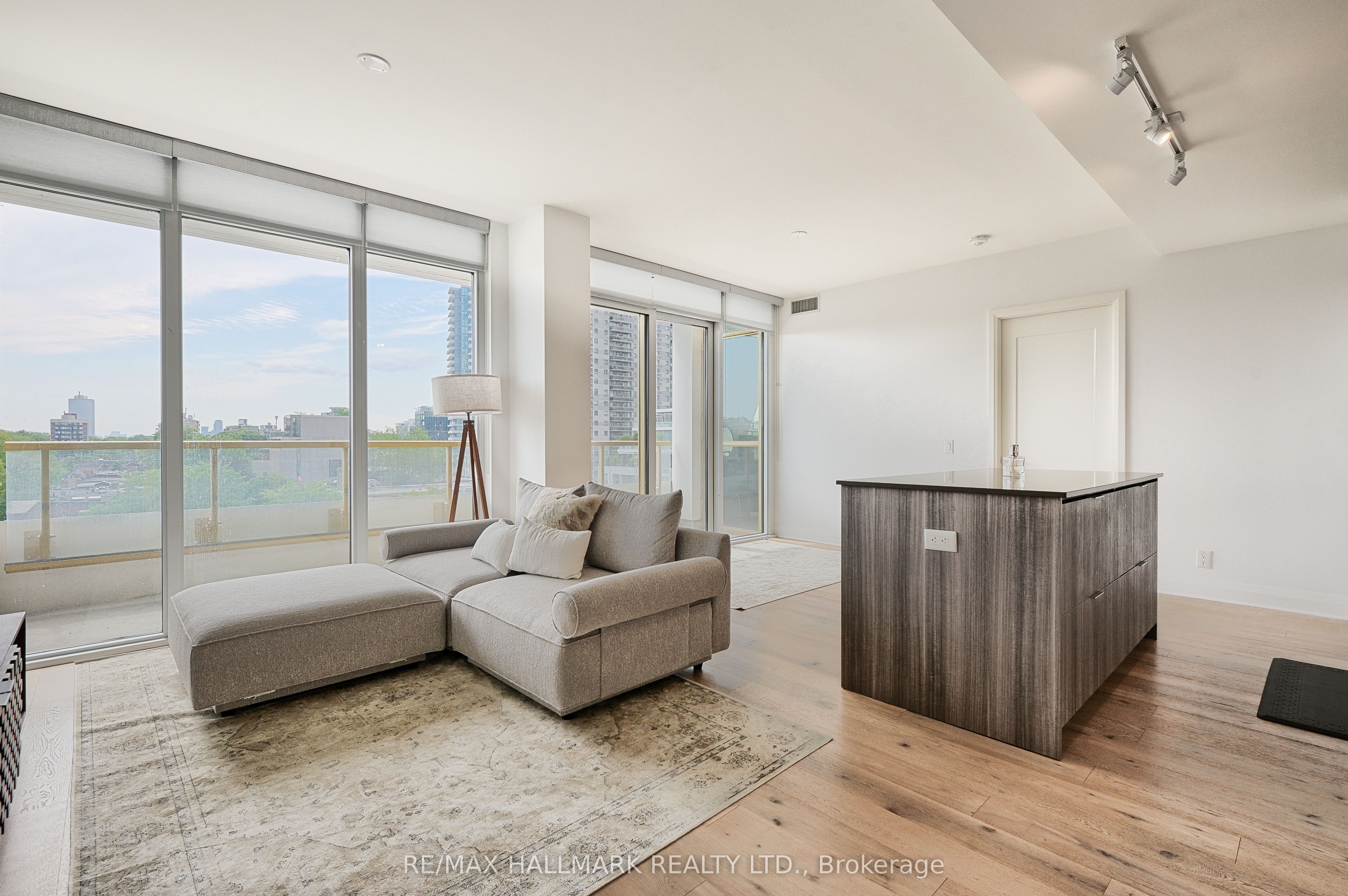 151 Avenue Road 601