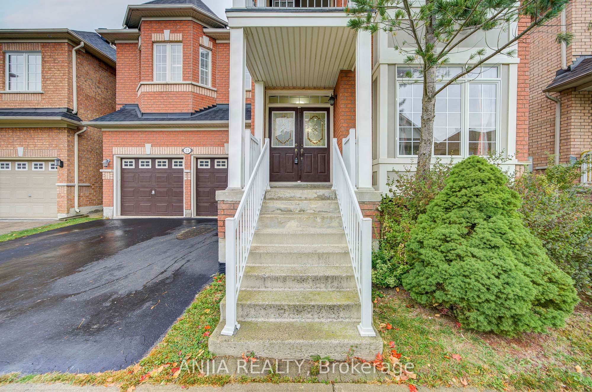 23 Ayhart Street E