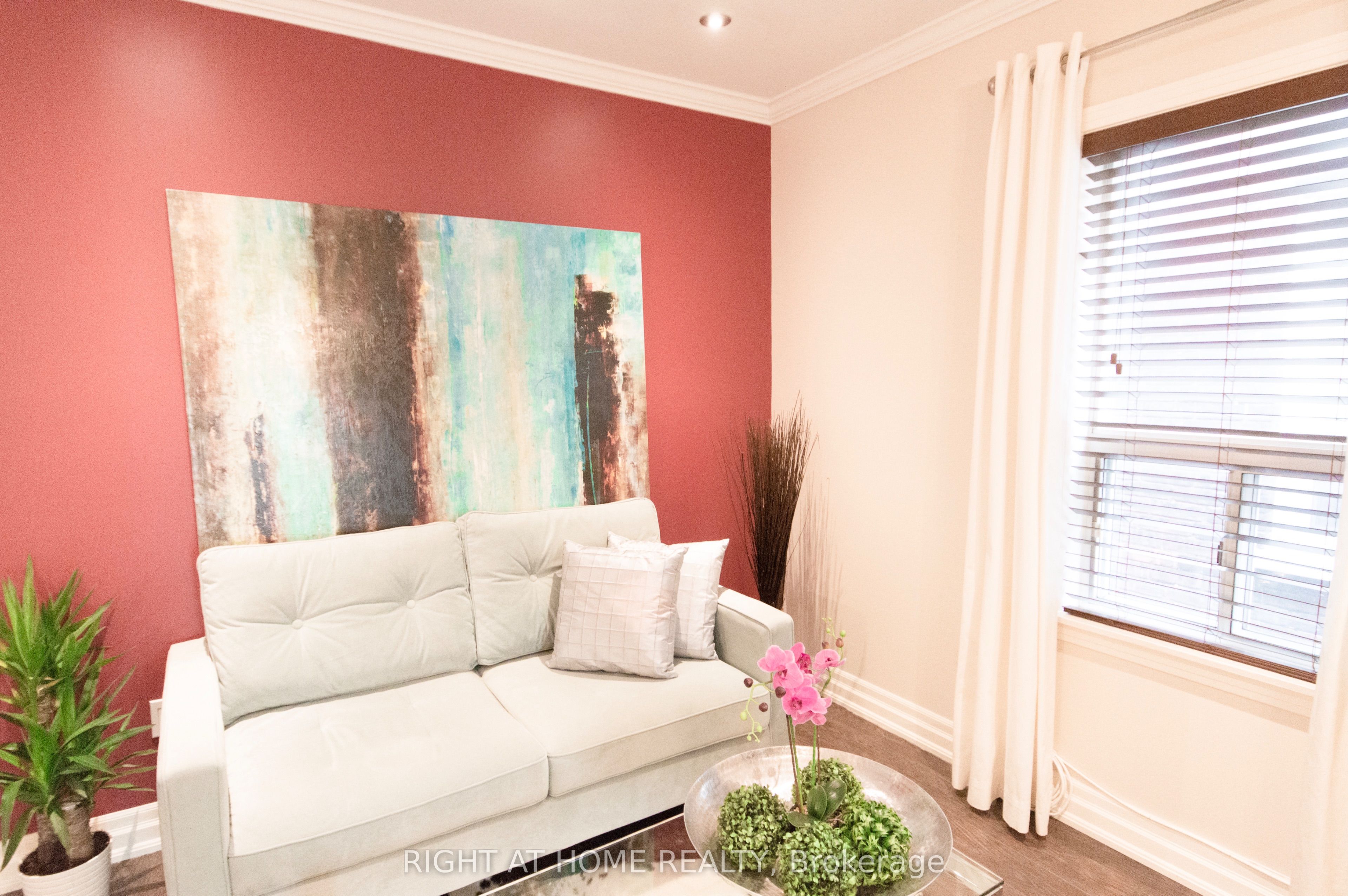 612 St Clarens Avenue Upper