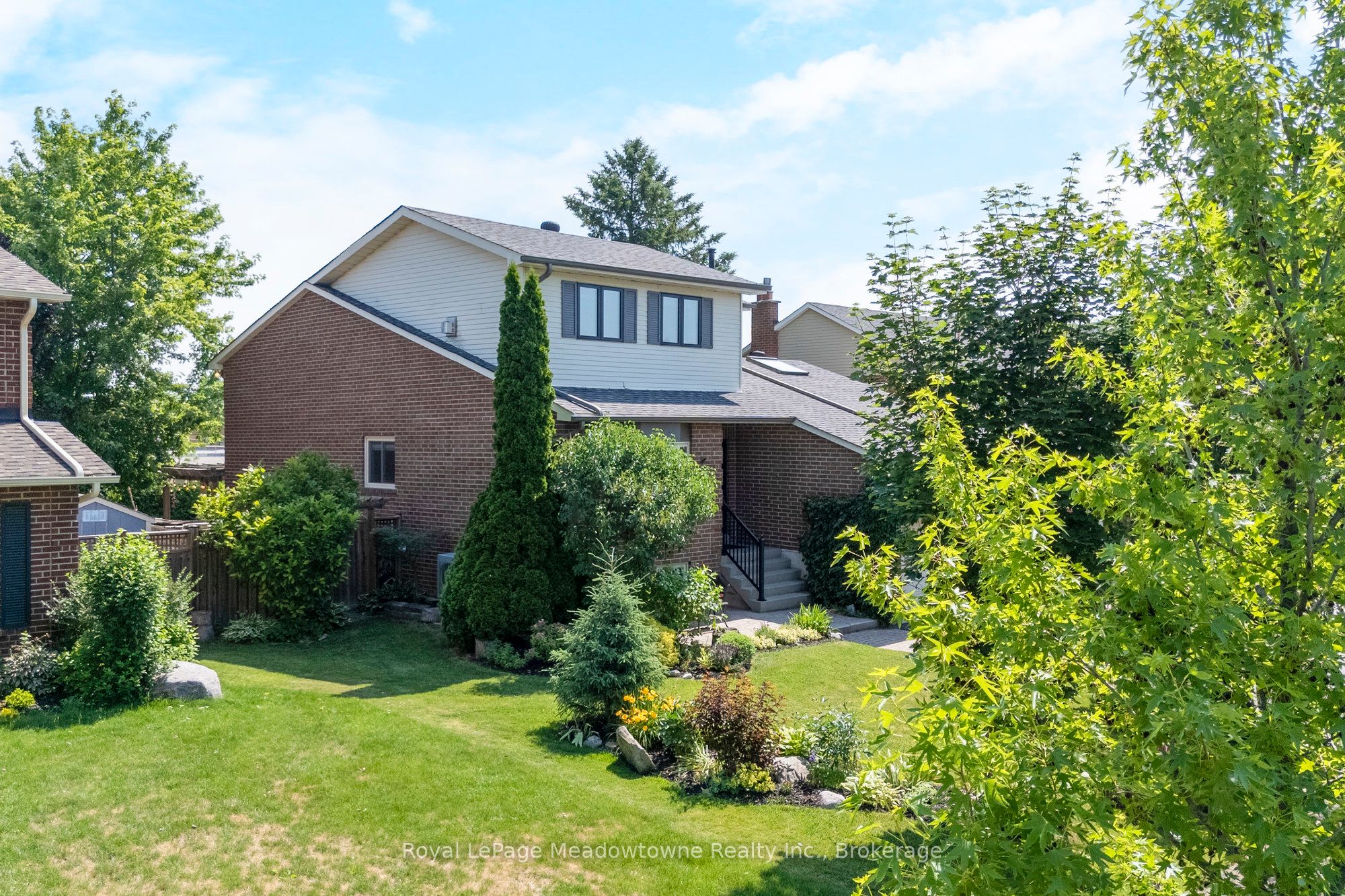 738 Robertson Crescent