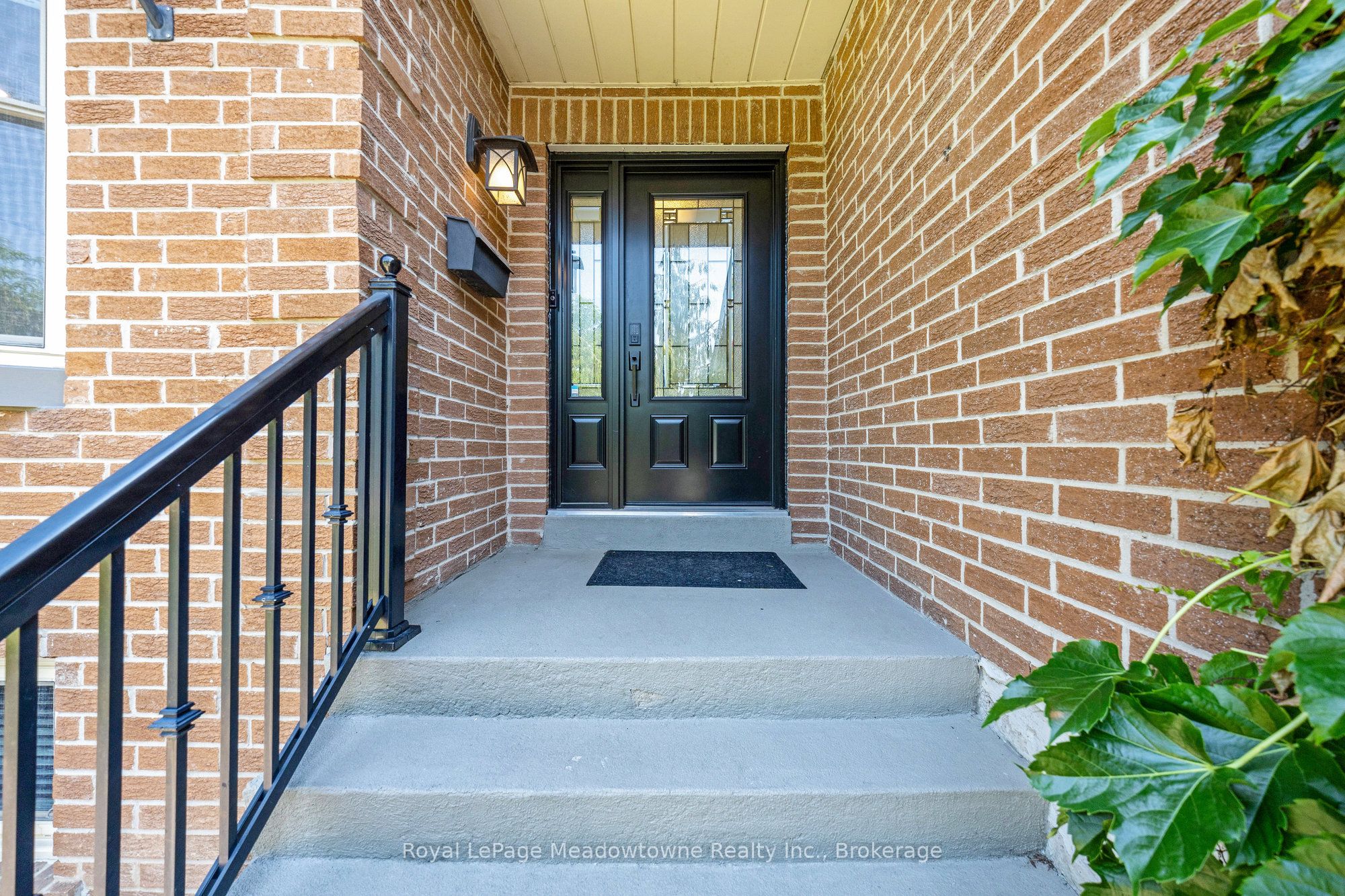 738 Robertson Crescent