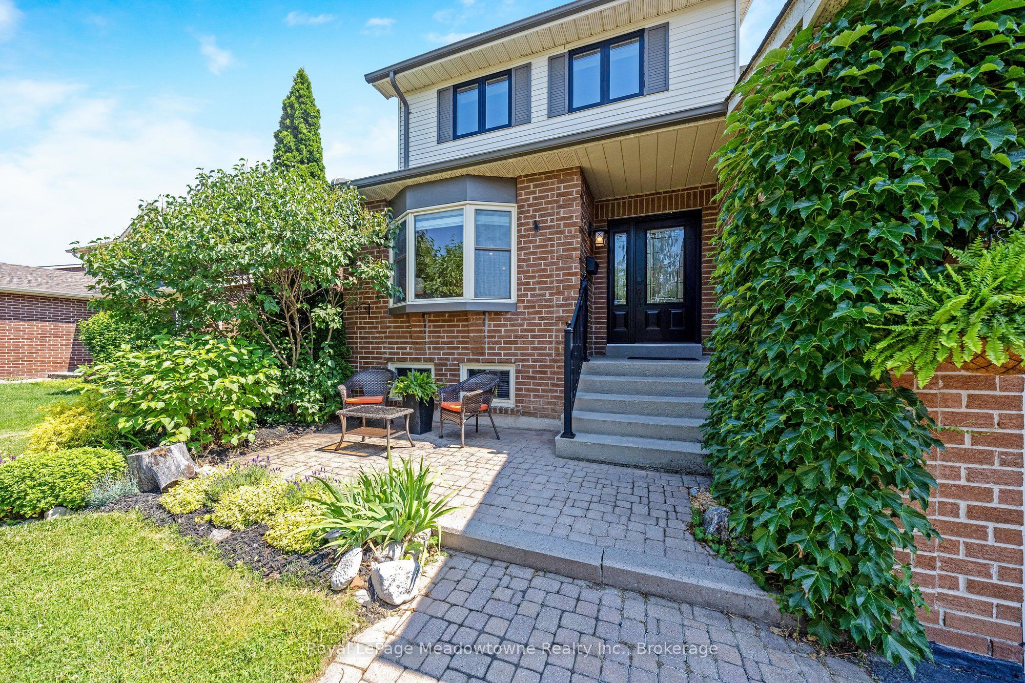 738 Robertson Crescent