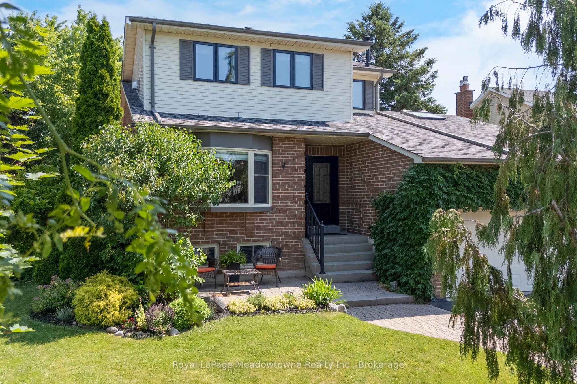 738 Robertson Crescent