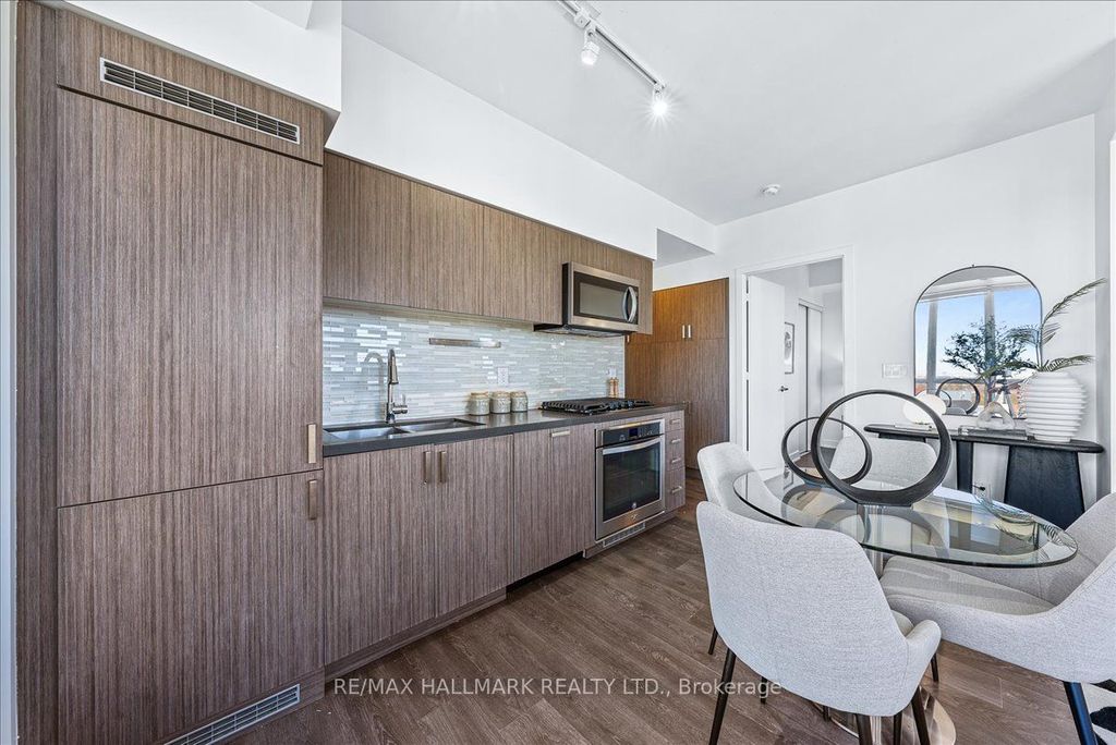 Photo of 501 St Clair Avenue W #1811, Toronto, ON M5P 0A2 (MLS # C12361718)