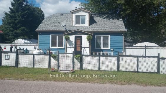 Photo of 33 Glastonbury Road, Addington Highlands, ON K0H 2G0 (MLS # X13810282)