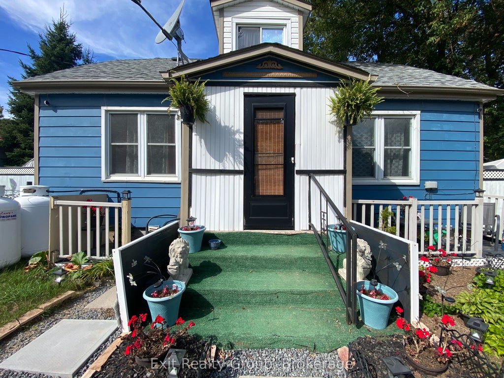 Photo of 33 Glastonbury Road, Addington Highlands, ON K0H 2G0 (MLS # X13810282)